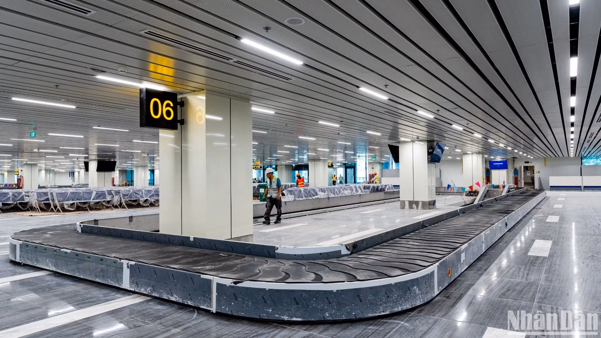 该航站楼共有6个出发行李处理岛和10个到达行李提取处,目前已进入最后施工阶段。 该航站楼共有6个出发行李处理岛和10个到达行李提取处,目前已进入最后施工阶段。