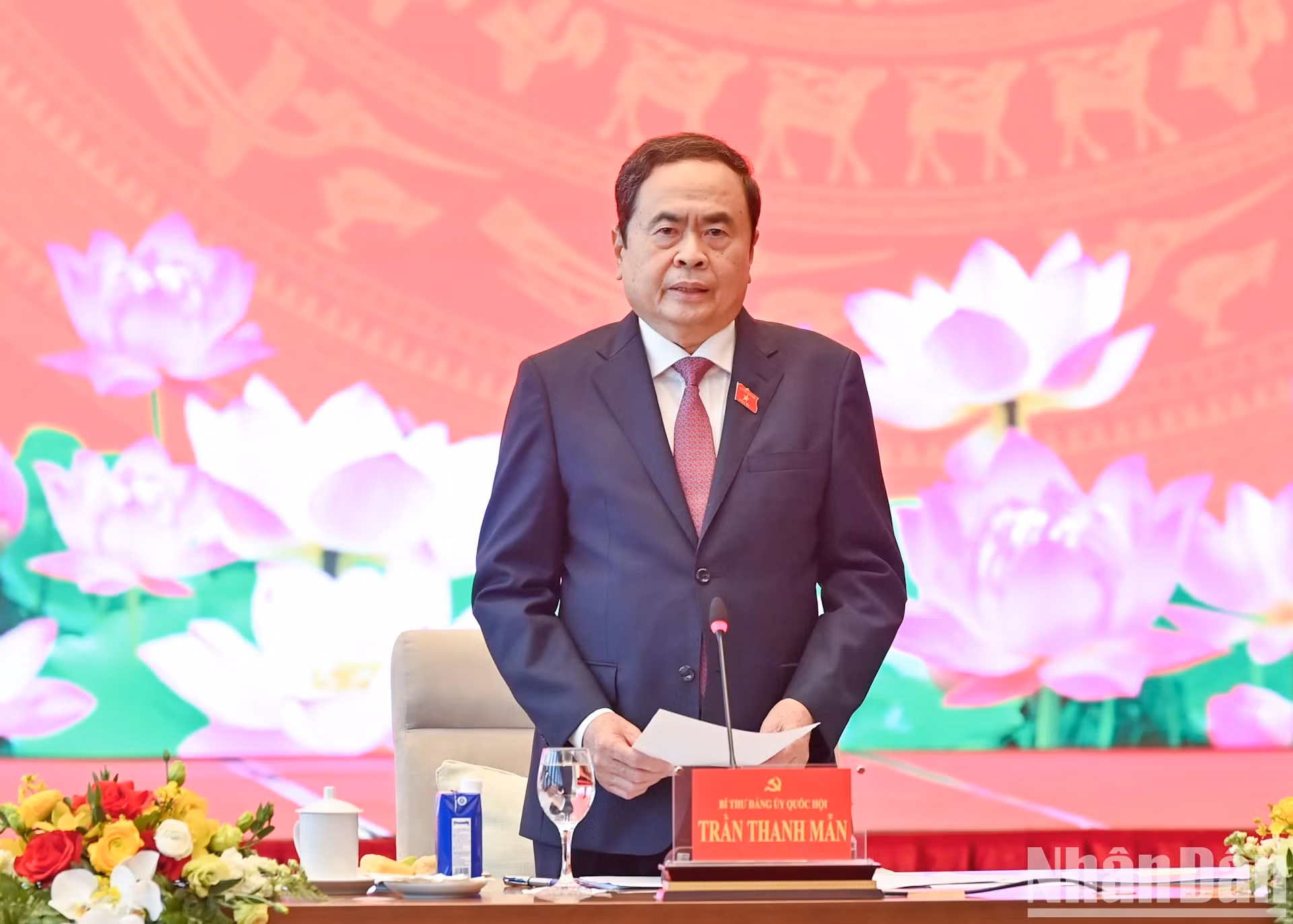 国会主席陈青敏发表讲话。
