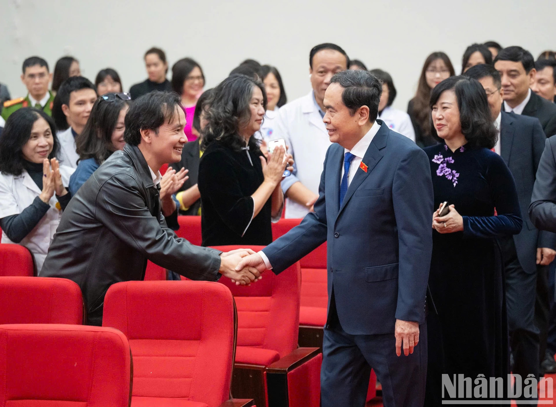 国会主席陈青敏和友谊医院医务人员。