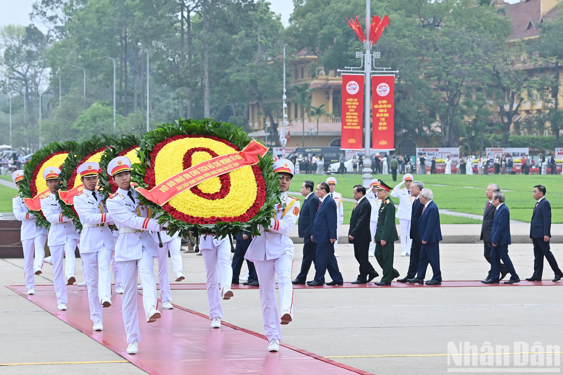 越南共产党中央委员会的花圈飘带上写着"永远铭记胡志明主席伟大功劳"。 越南共产党中央委员会的花圈飘带上写着"永远铭记胡志明主席伟大功劳"。