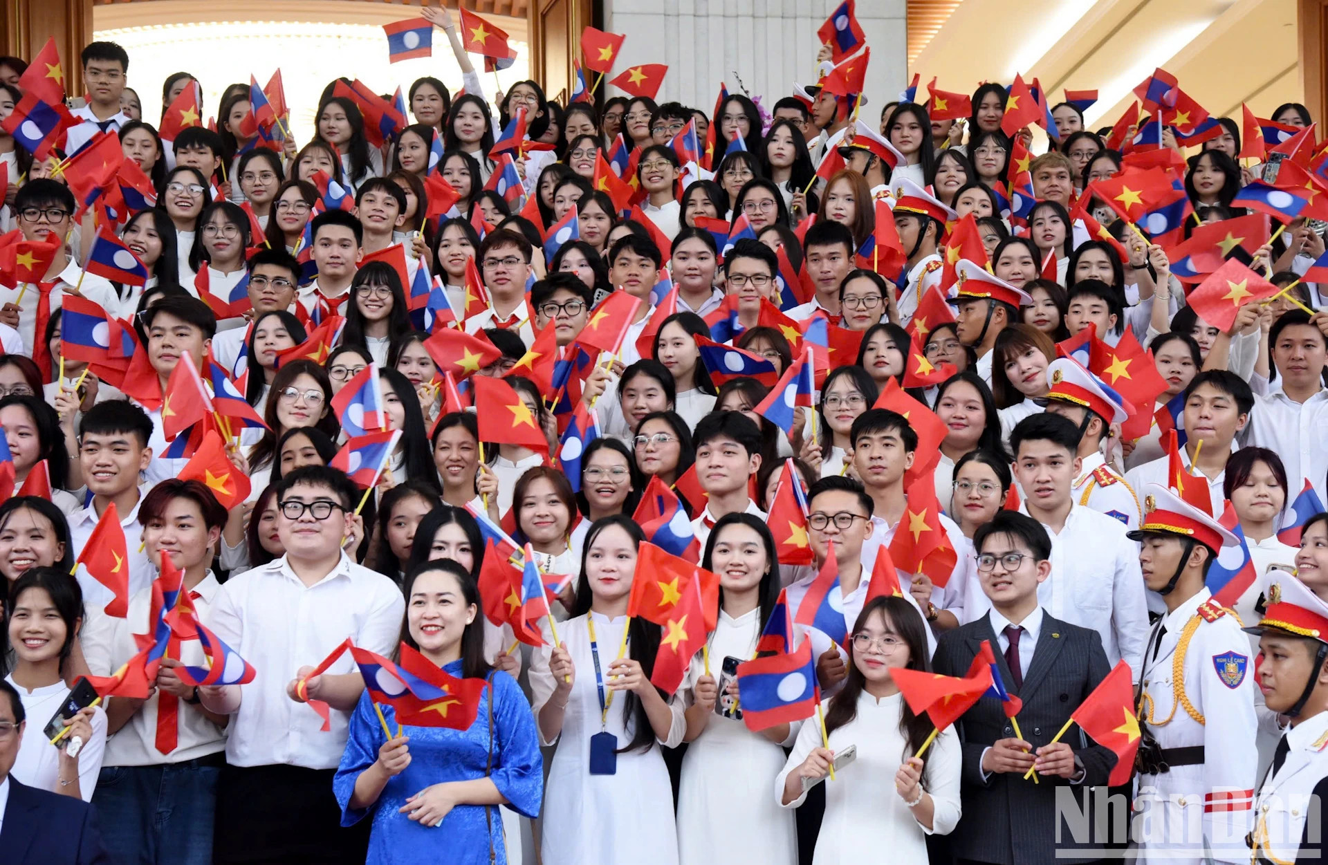 国家大学师生送别老挝人民革命党中央总书记、国家主席通伦·西苏一行。 国家大学师生送别老挝人民革命党中央总书记、国家主席通伦·西苏一行。