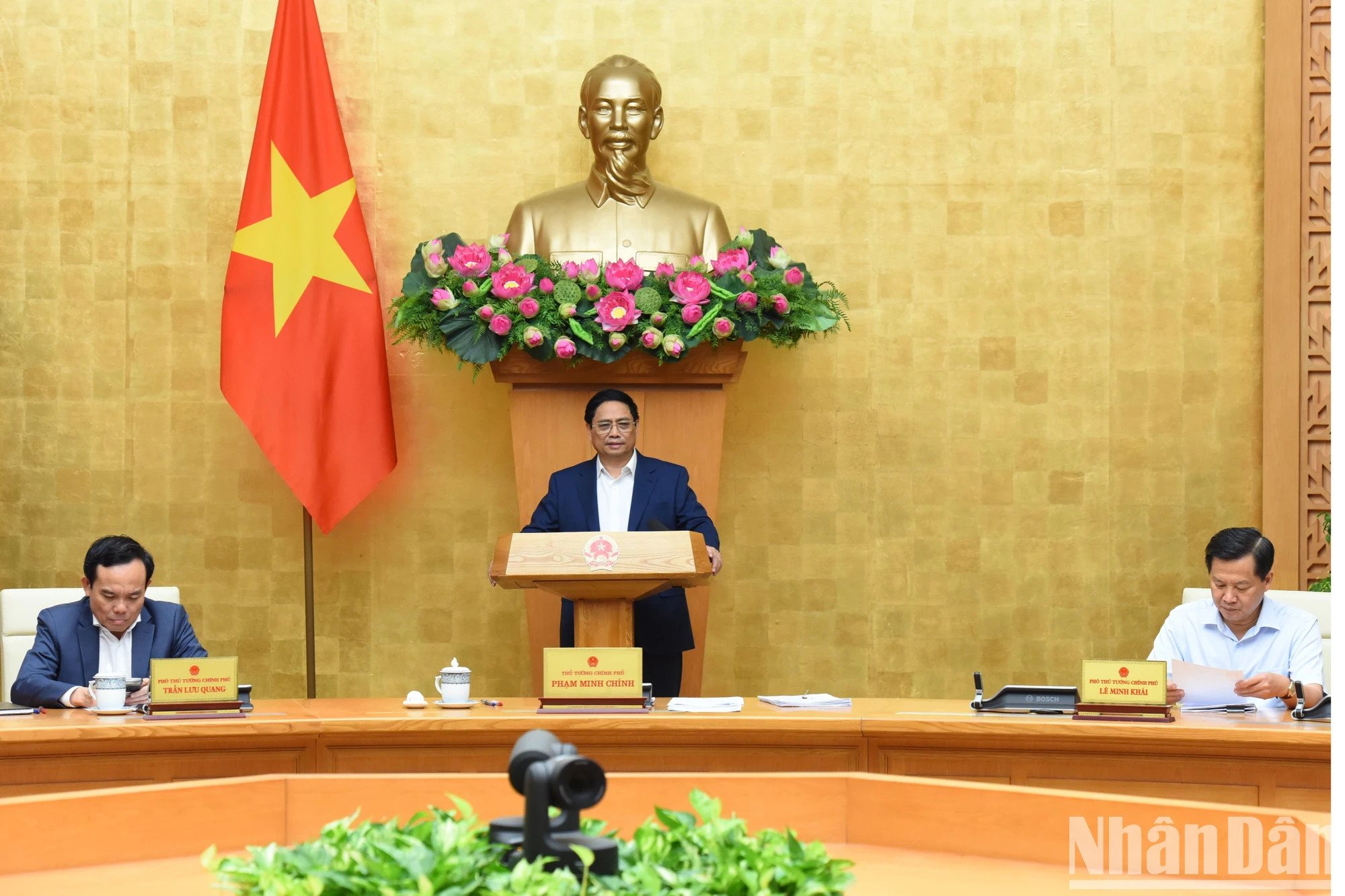 越南政府总理范明正主持会议。