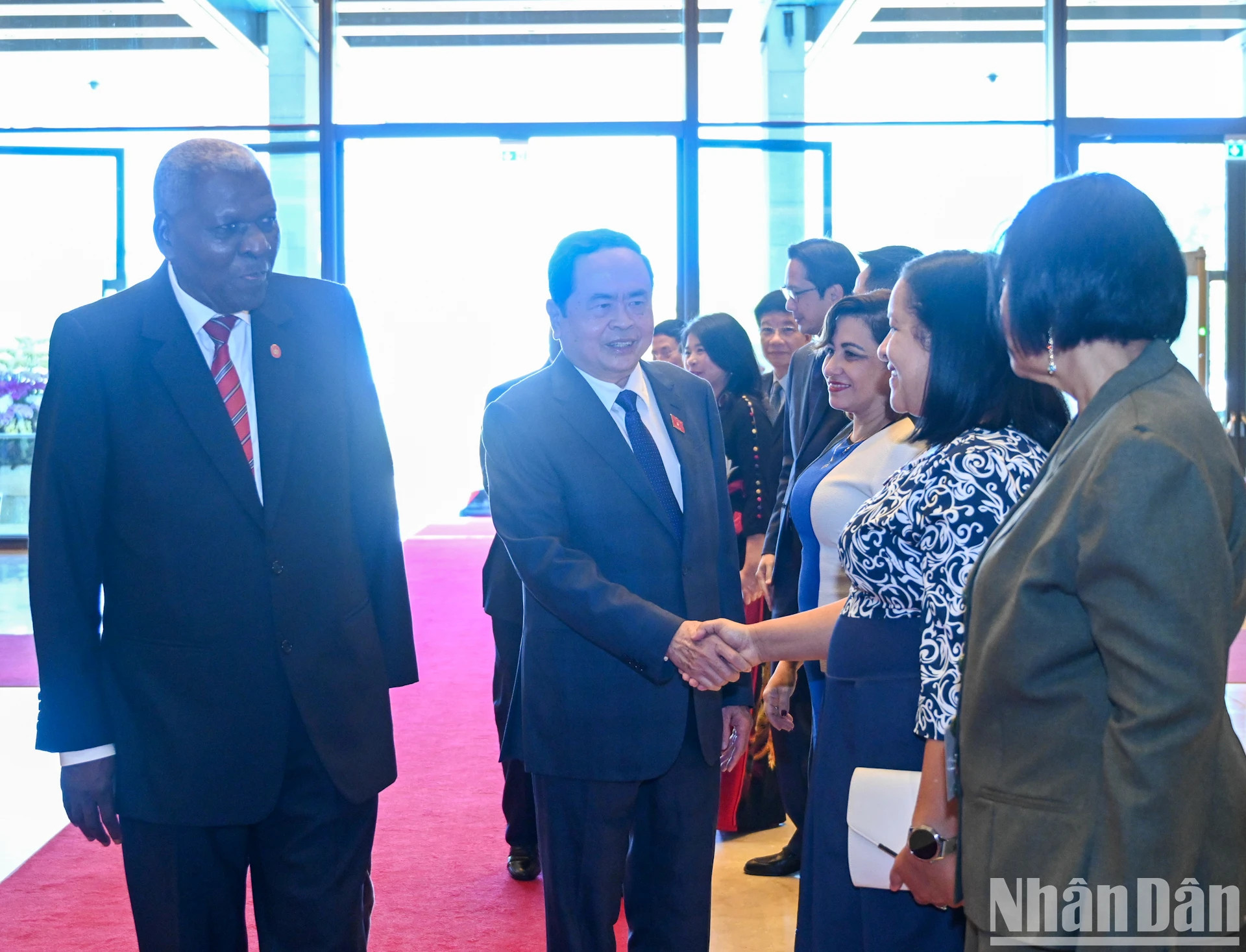 古巴全国人民政权代表大会主席埃斯特万·拉索·埃尔南德斯向国会主席陈青敏介绍古巴全国人民政权代表大会代表团。