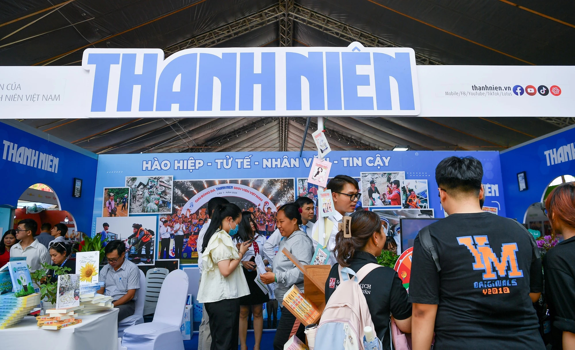 《青年报》的展位。 《青年报》的展位。