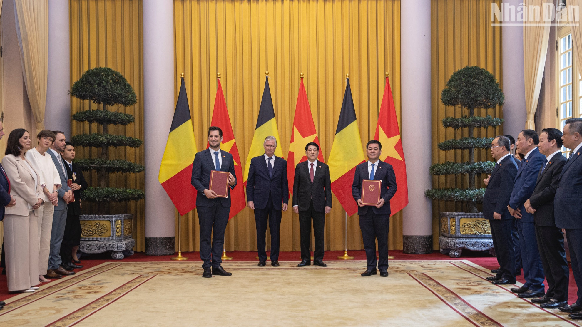越南国家主席梁强同比利时国王菲利普见证两国合作文件交换仪式。