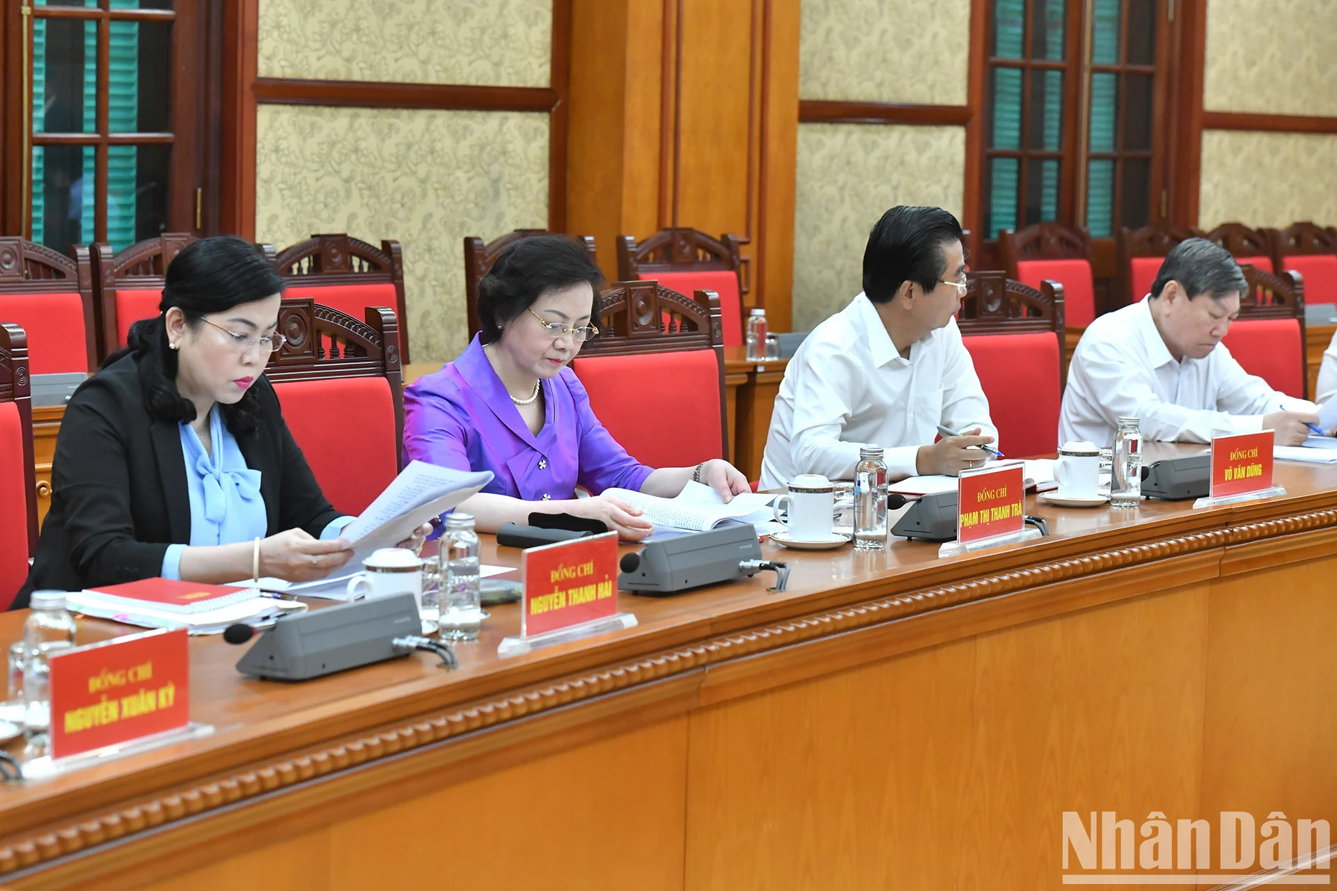 越共十四大人事小组成员出席会议。