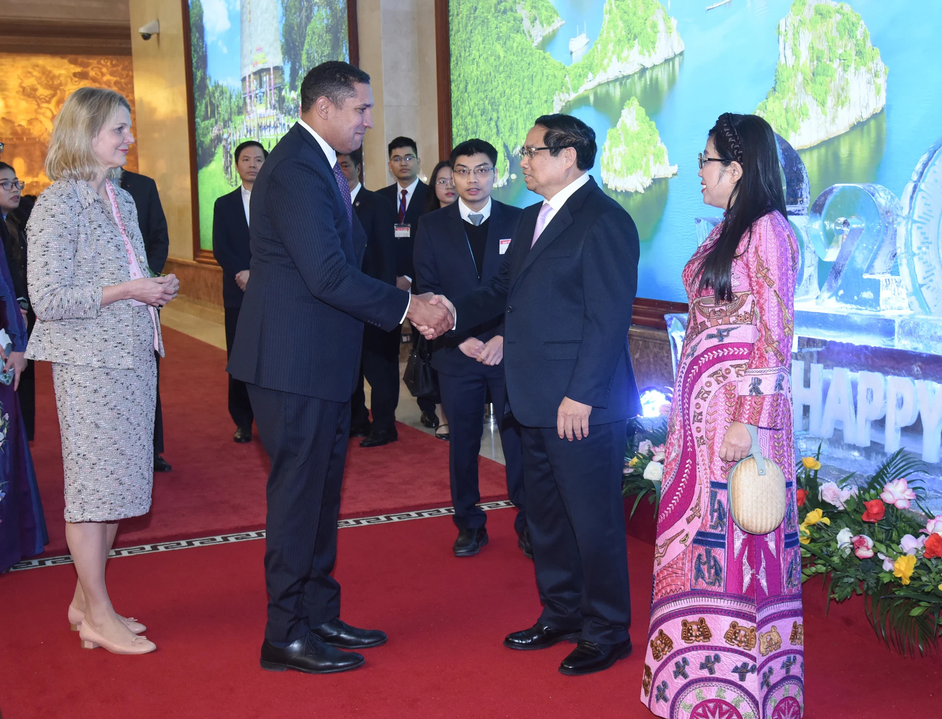 范明正总理和夫人欢迎各国和国际组织驻越大使和首席代表。