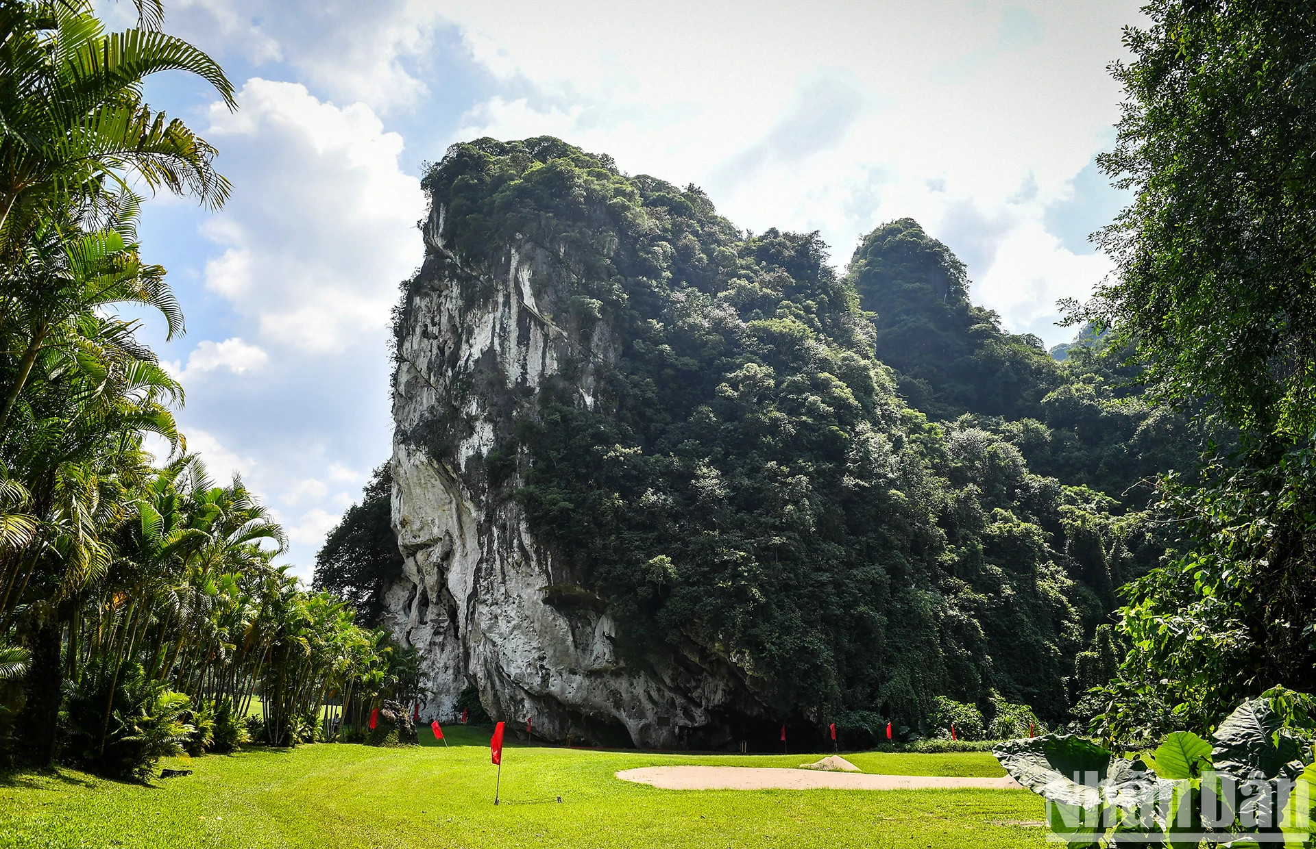 新闻工作者洞穴标志着《人民报》社干部和梁山县人民在抗美救国战争时期的英雄岁月。