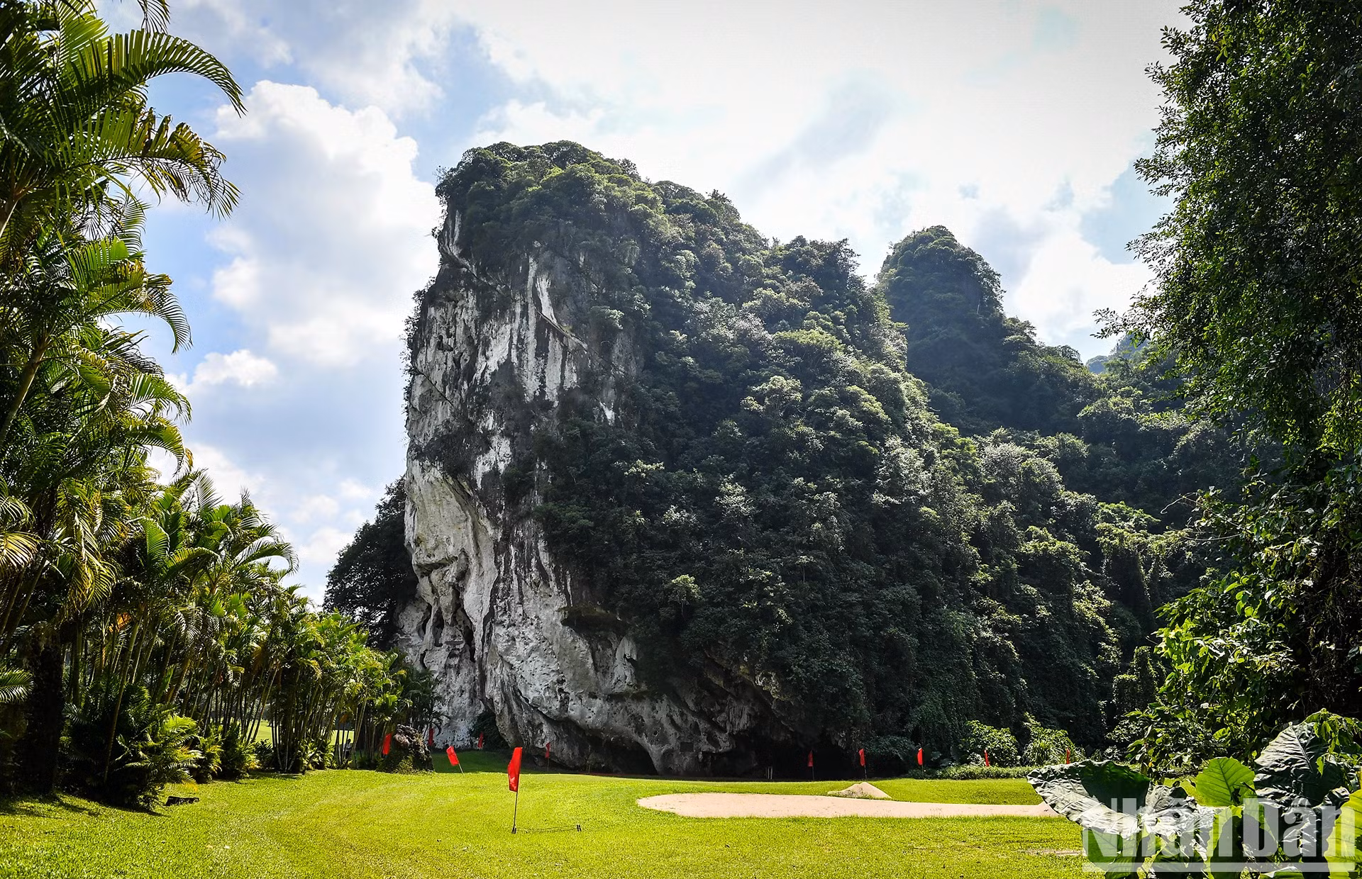 新闻工作者洞穴标志着《人民报》社干部和梁山县人民在抗美救国战争时期的英雄岁月。