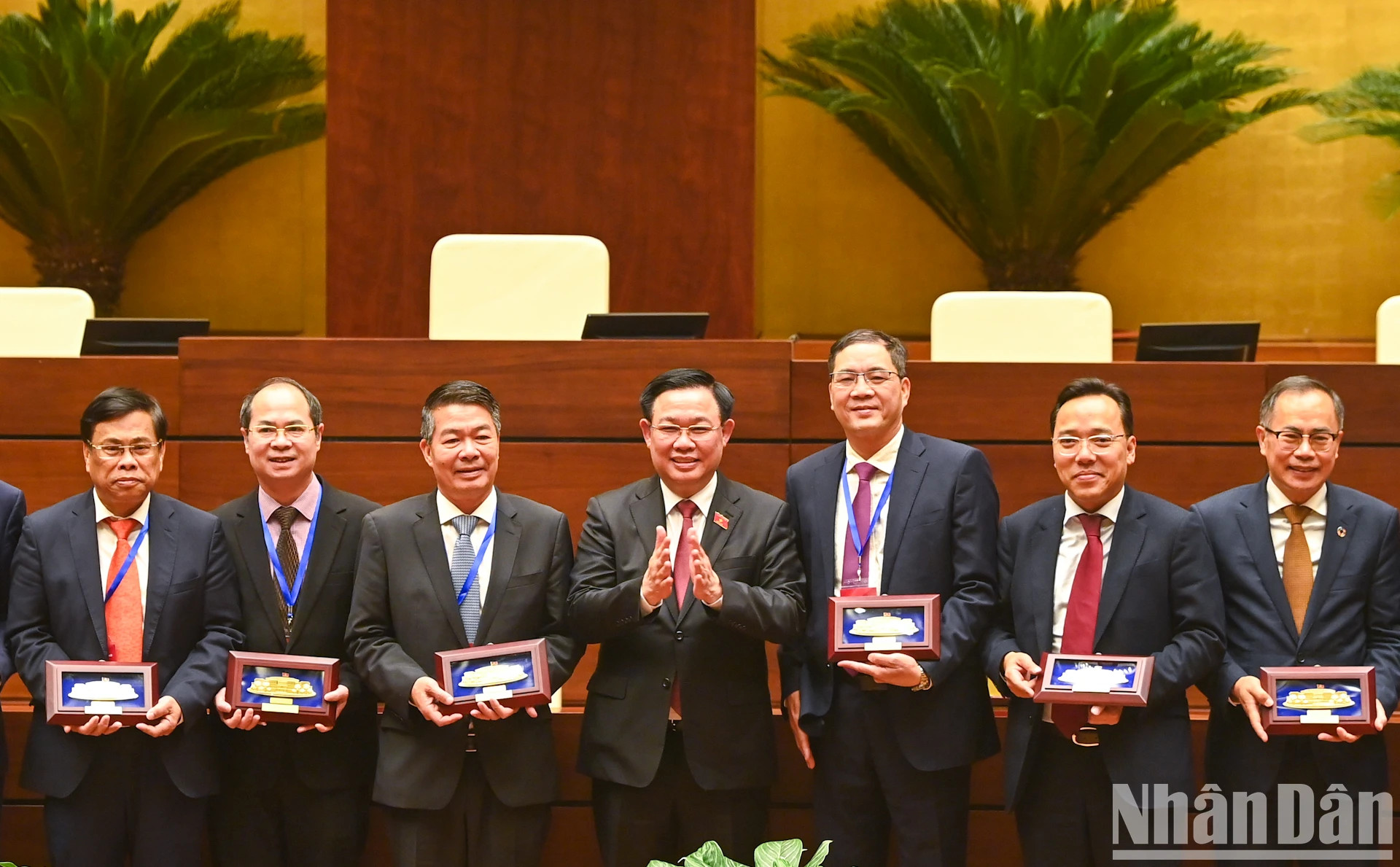 越南国会主席王廷惠向越南驻外大使和代表机构负责人代赠送纪念品。 越南国会主席王廷惠向越南驻外大使和代表机构负责人代赠送纪念品。