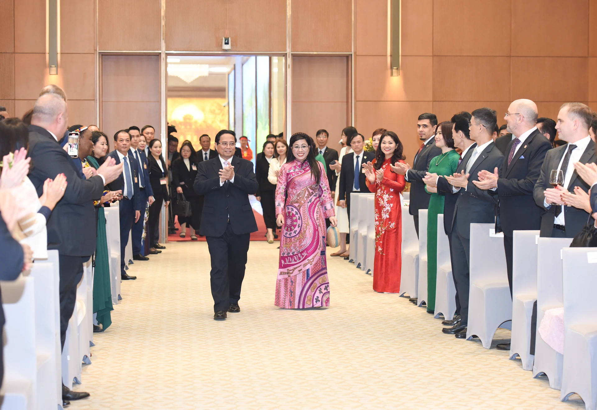 范明正总理和夫人主持招待会。