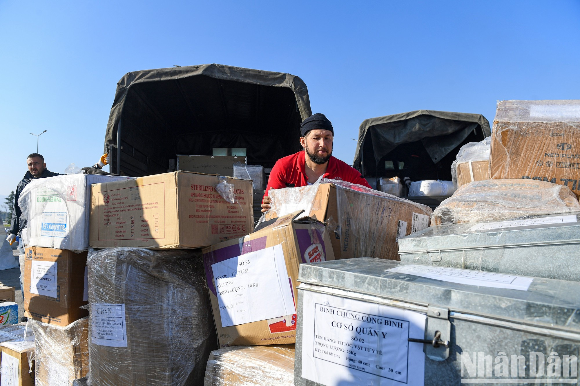 越南人民军代表团回国前向土耳其捐赠医疗设备。 越南人民军代表团回国前向土耳其捐赠医疗设备。