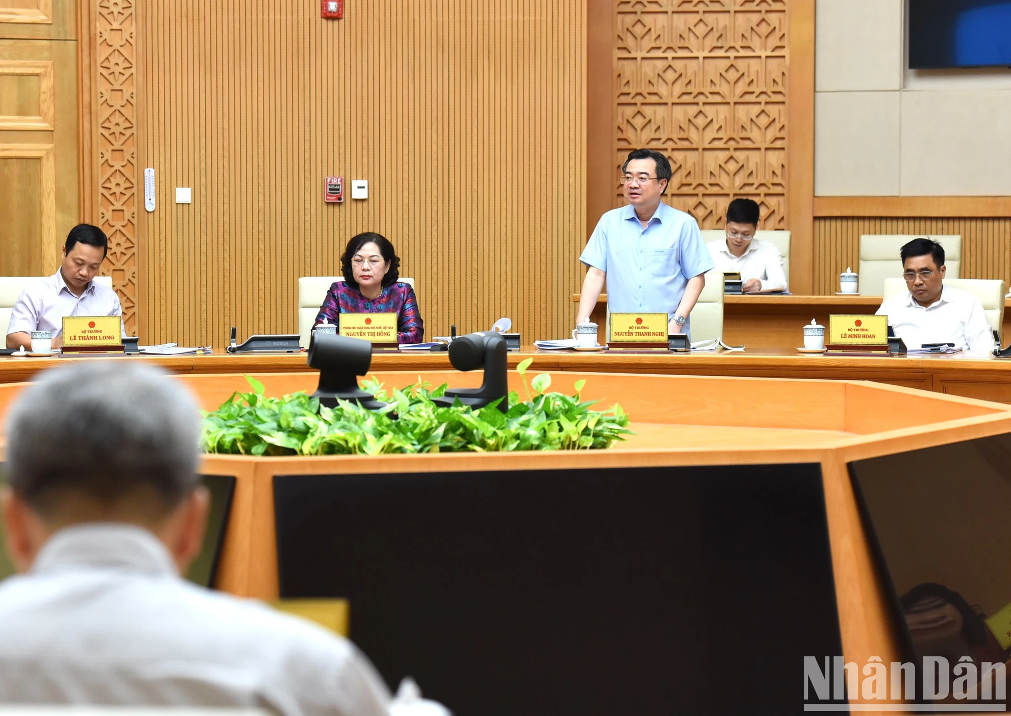 越南建设部部长阮青毅在会议上发表讲话。