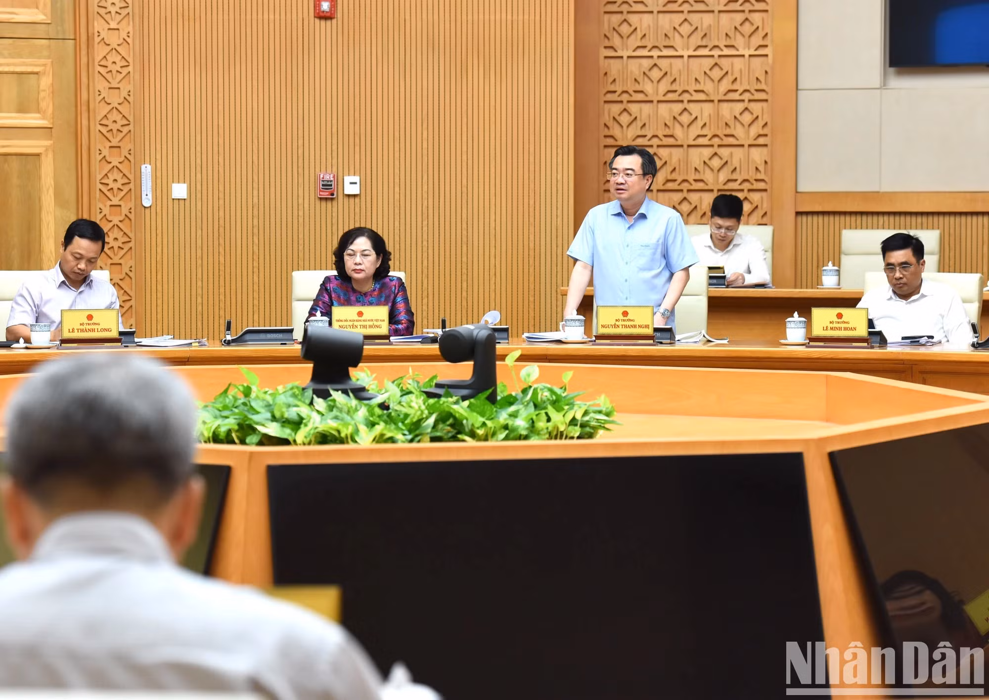 越南建设部部长阮青毅在会议上发表讲话。