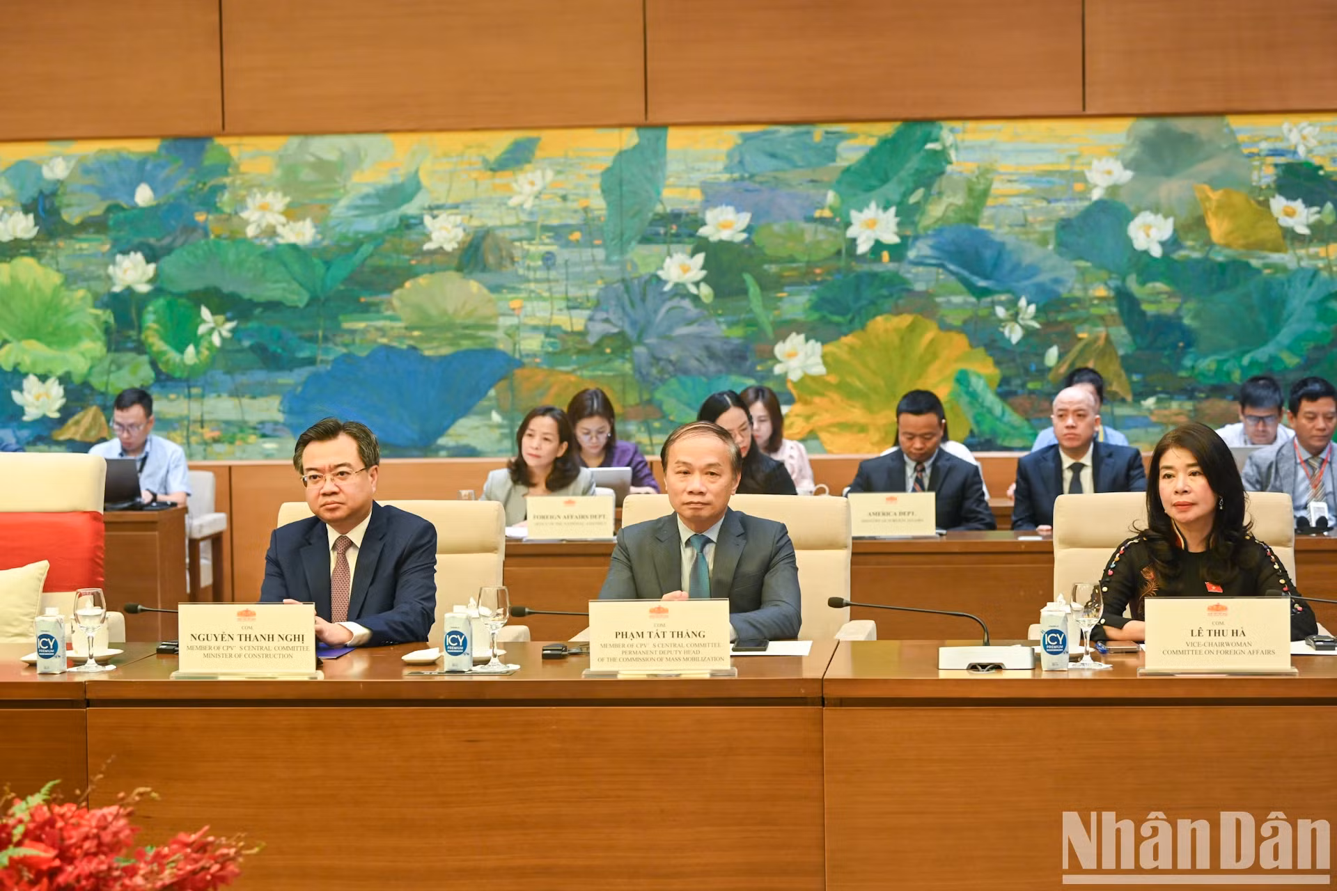 越南国会代表团出席会谈。