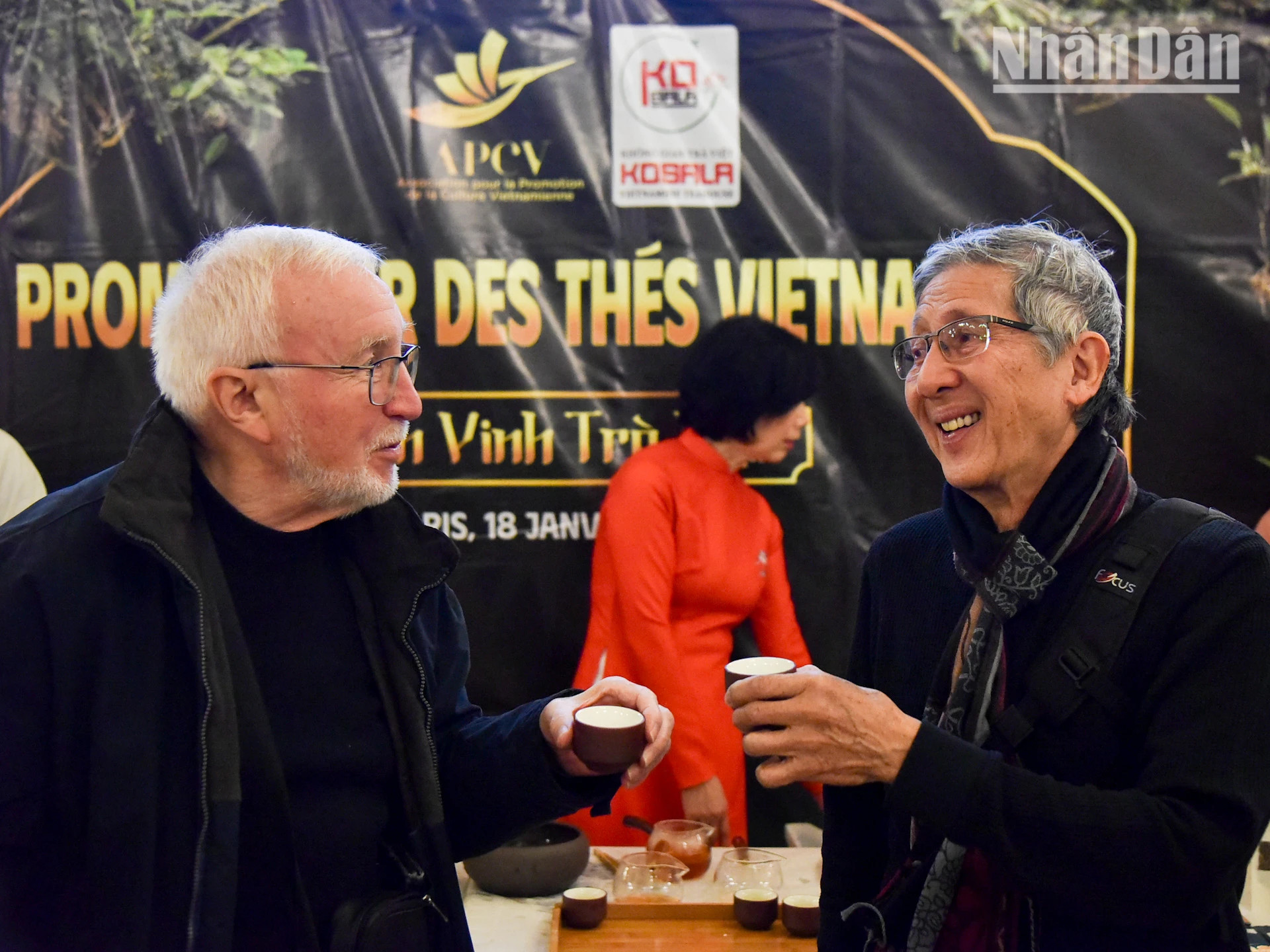 众多旅居法国越南人和国际友人前来参加活动并了解越南茶文化。