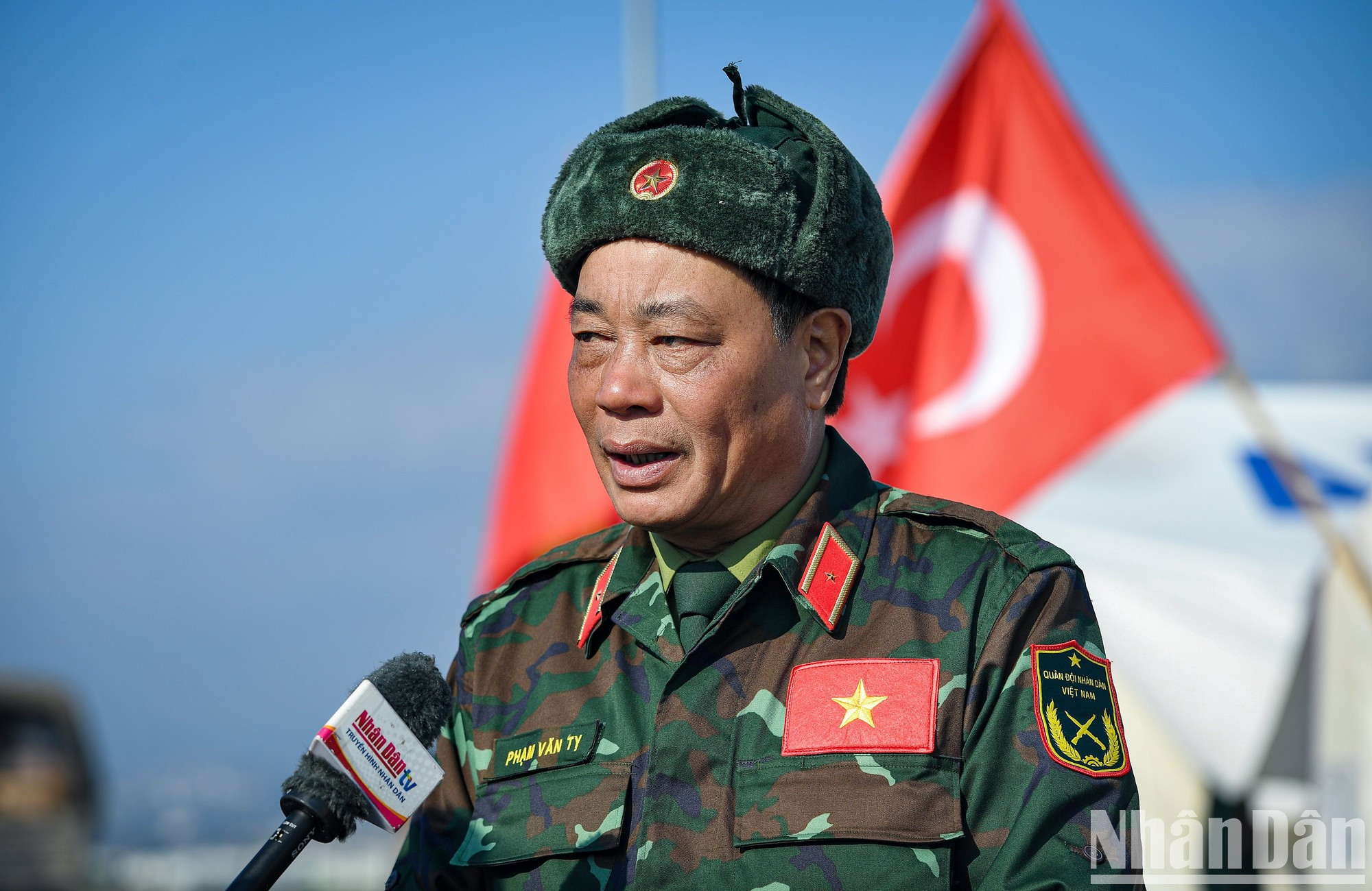 在土耳其开展救援工作,越南人民军救援队共搜寻出18处遇难者被埋地点,从废墟中挖掘并移走了36具遗体。 在土耳其开展救援工作,越南人民军救援队共搜寻出18处遇难者被埋地点,从废墟中挖掘并移走了36具遗体。