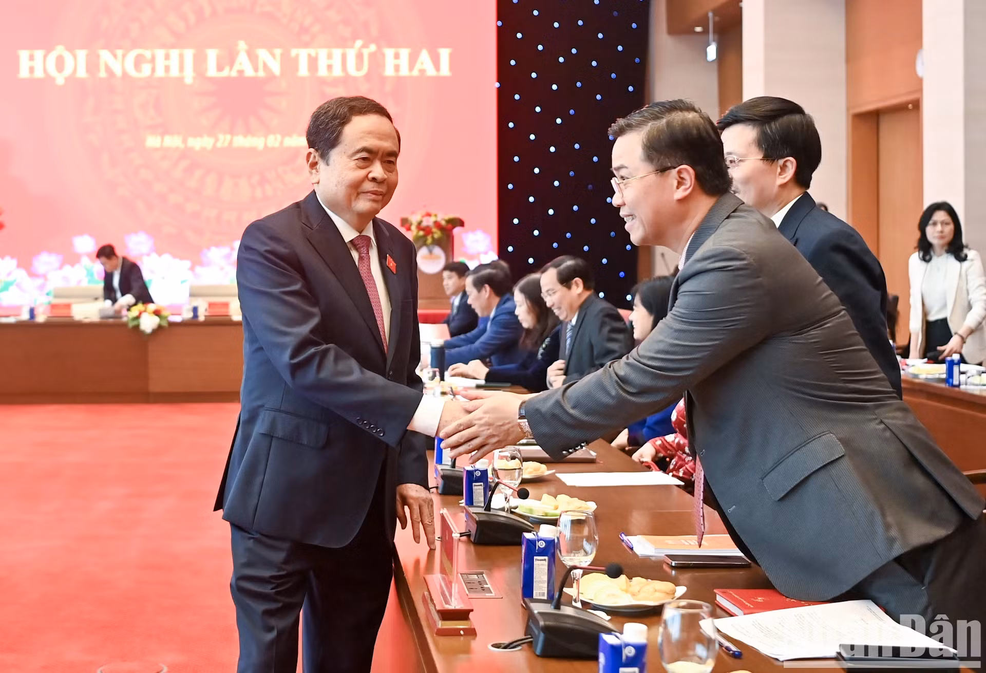 国会主席陈青敏和各位代表。