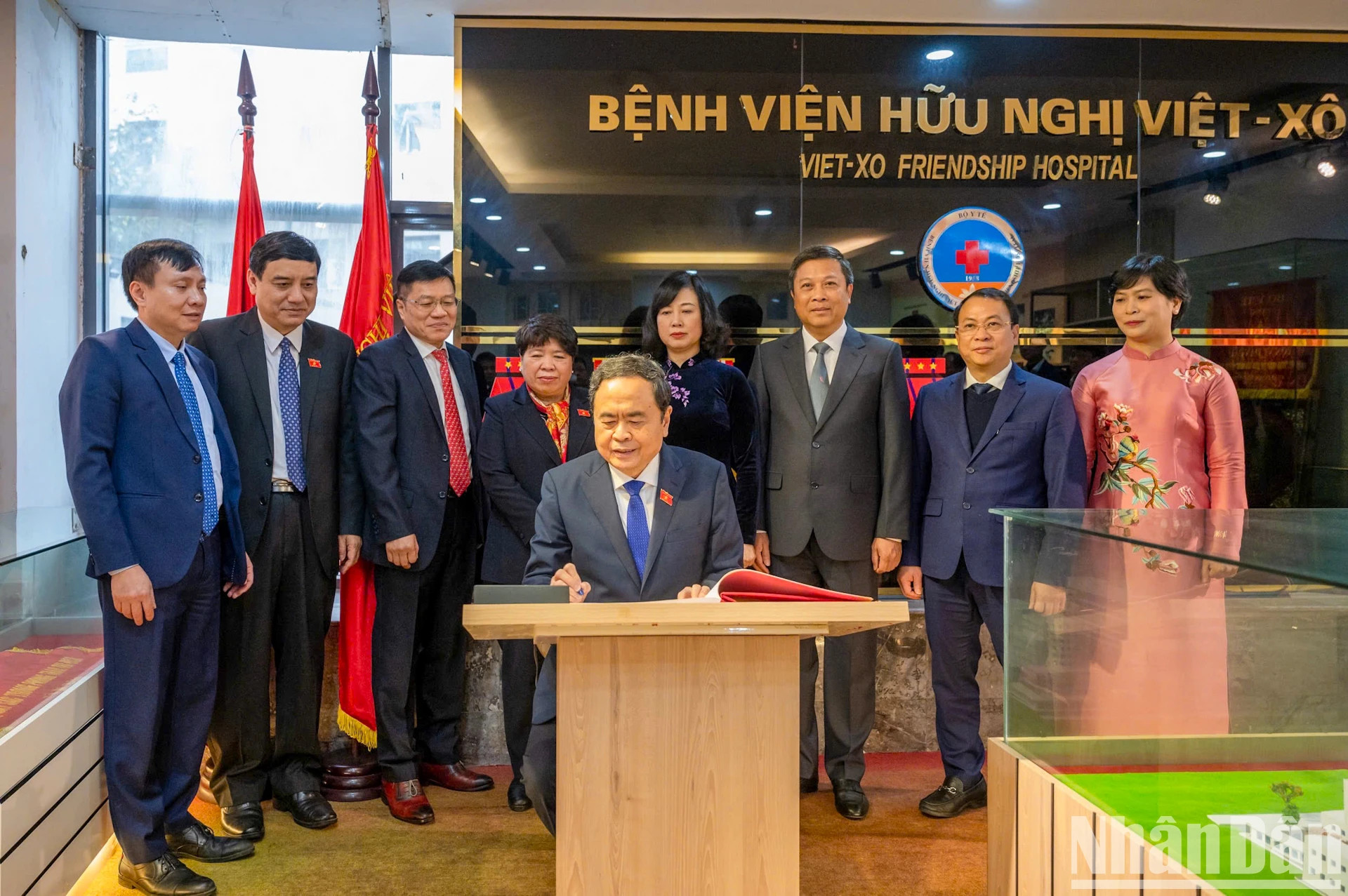 越南国会主席陈青敏在友谊医院、传统陈列室留言簿上留言。