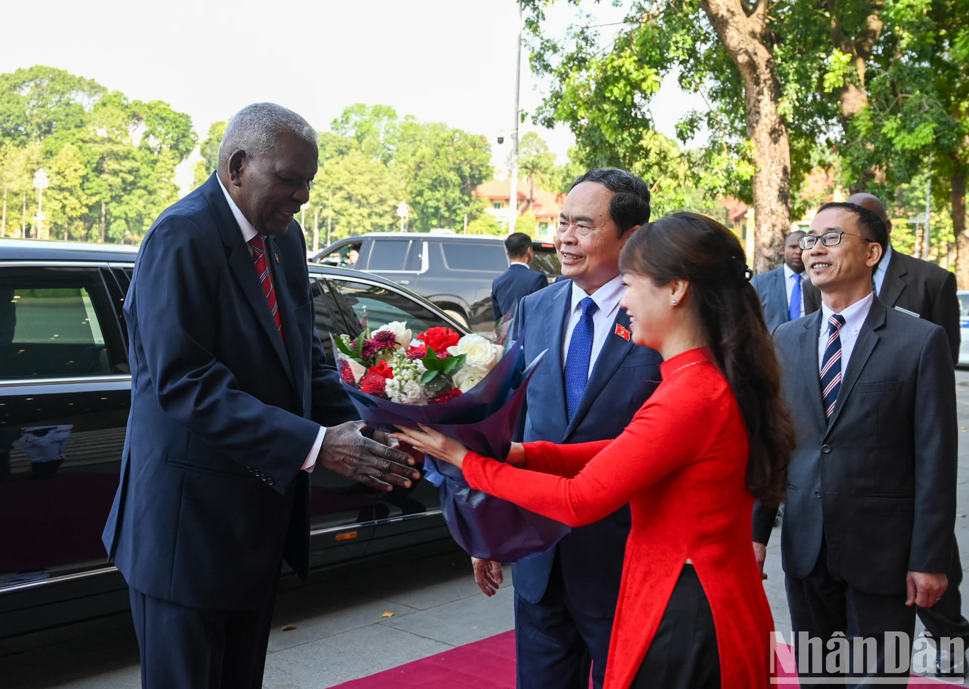 国会办公厅代表向古巴全国人民政权代表大会主席埃斯特万·拉索·埃尔南德斯赠送鲜花。