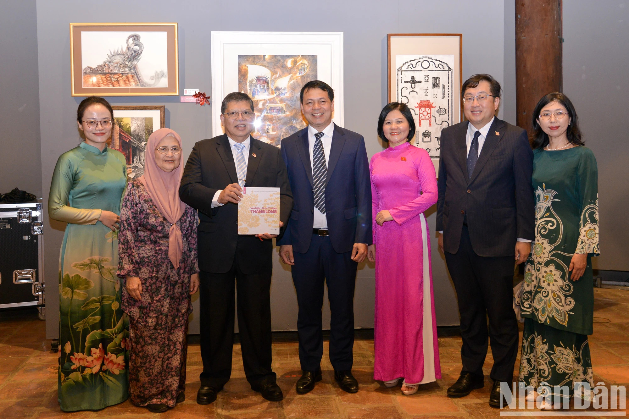 文庙—国子监科学文化活动中心领导向马来西亚国会下议院议长佐哈里·阿卜杜勒一行赠送“文庙—国子监升龙”一书。 文庙—国子监科学文化活动中心领导向马来西亚国会下议院议长佐哈里·阿卜杜勒一行赠送“文庙—国子监升龙”一书。