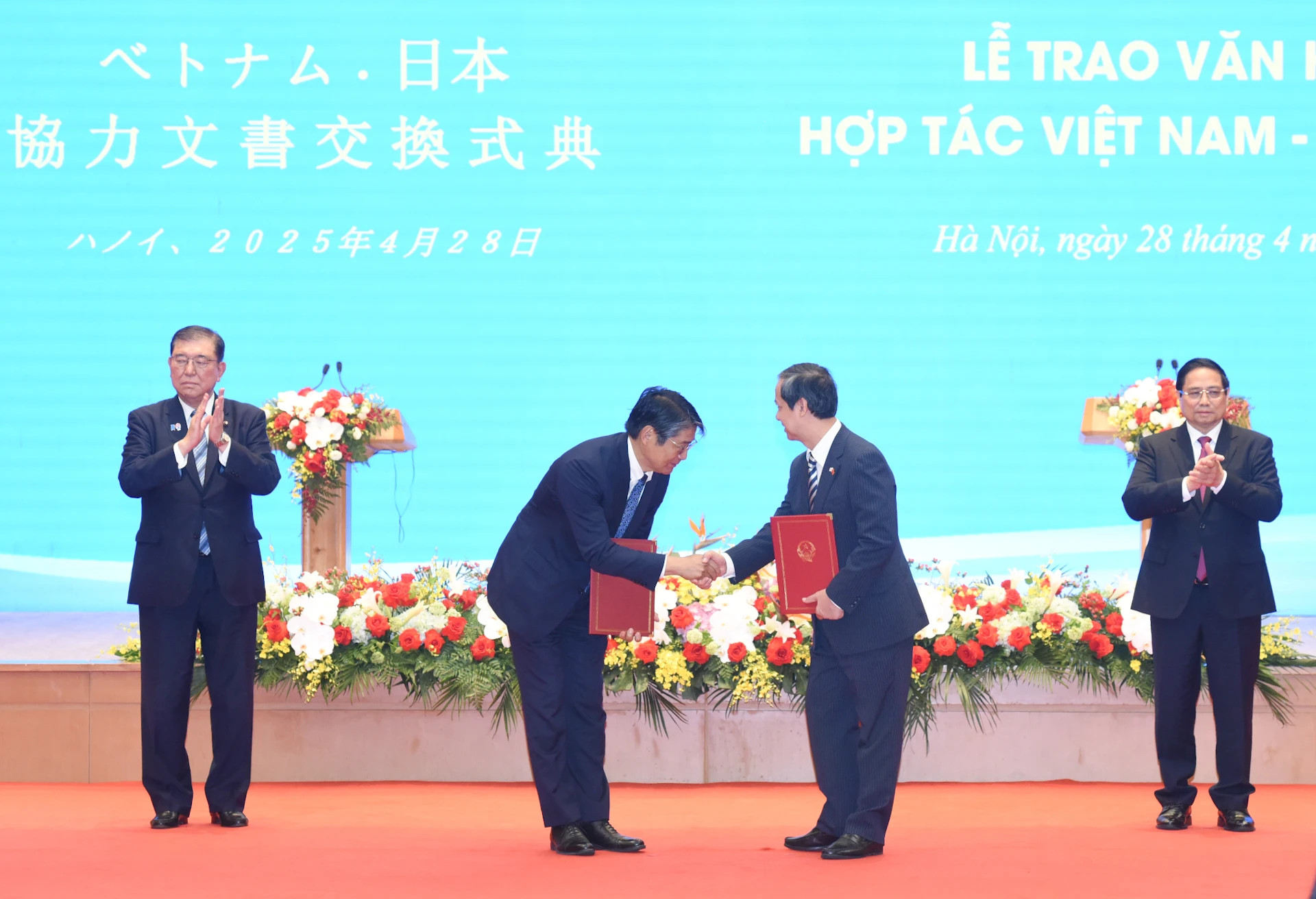 越南教育与培训部部长阮金山和日本驻越南大使伊藤直树互换越南教育培训部与日本文部科学省关于合作发展半导体领域人力资源的合作谅解备忘录。 越南教育与培训部部长阮金山和日本驻越南大使伊藤直树互换越南教育培训部与日本文部科学省关于合作发展半导体领域人力资源的合作谅解备忘录。