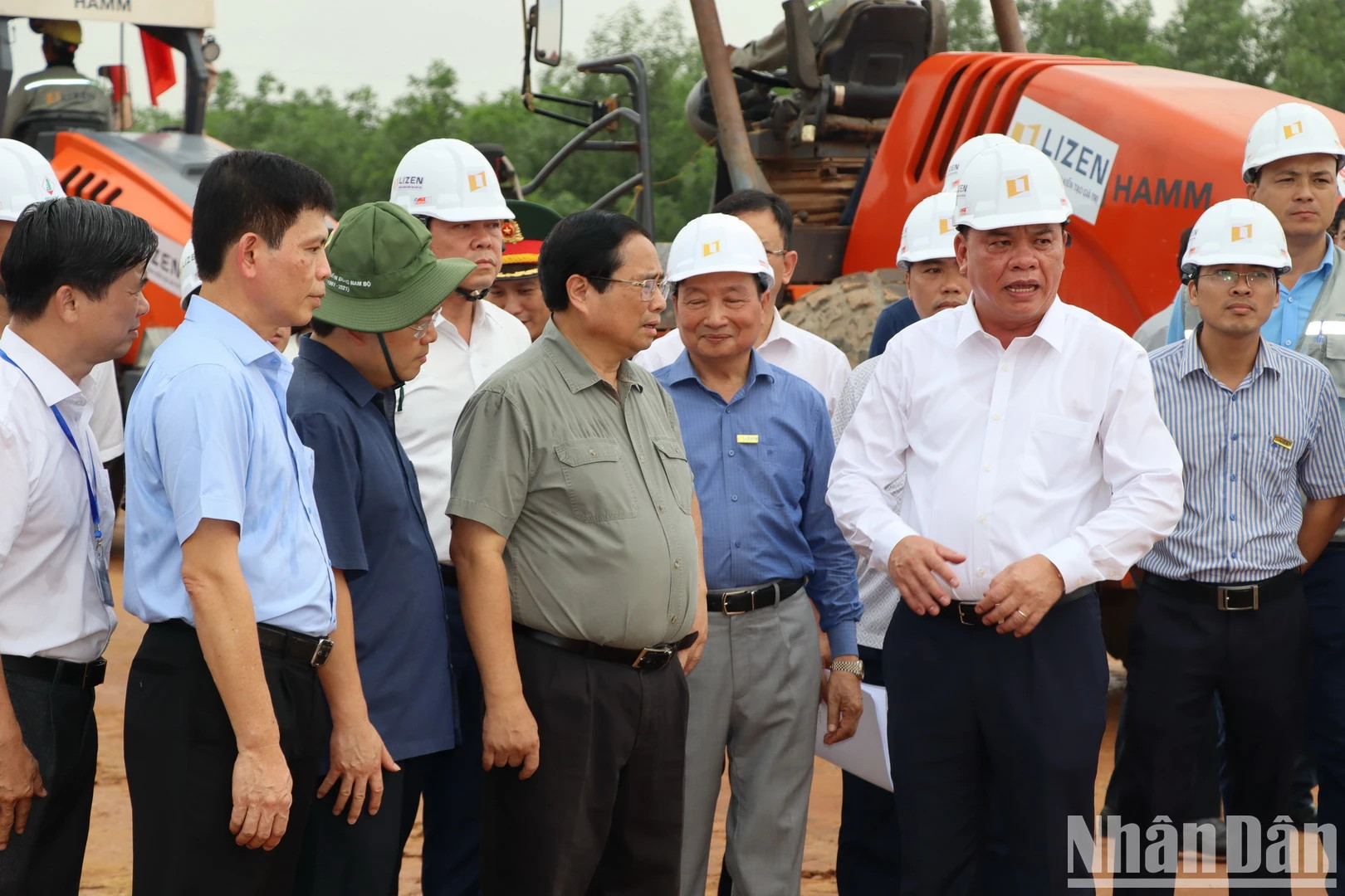 同奈省领导向范明正总理汇报场地清理工作面临的困难,就为项目解决困难、加快进度提出建议。 同奈省领导向范明正总理汇报场地清理工作面临的困难,就为项目解决困难、加快进度提出建议。