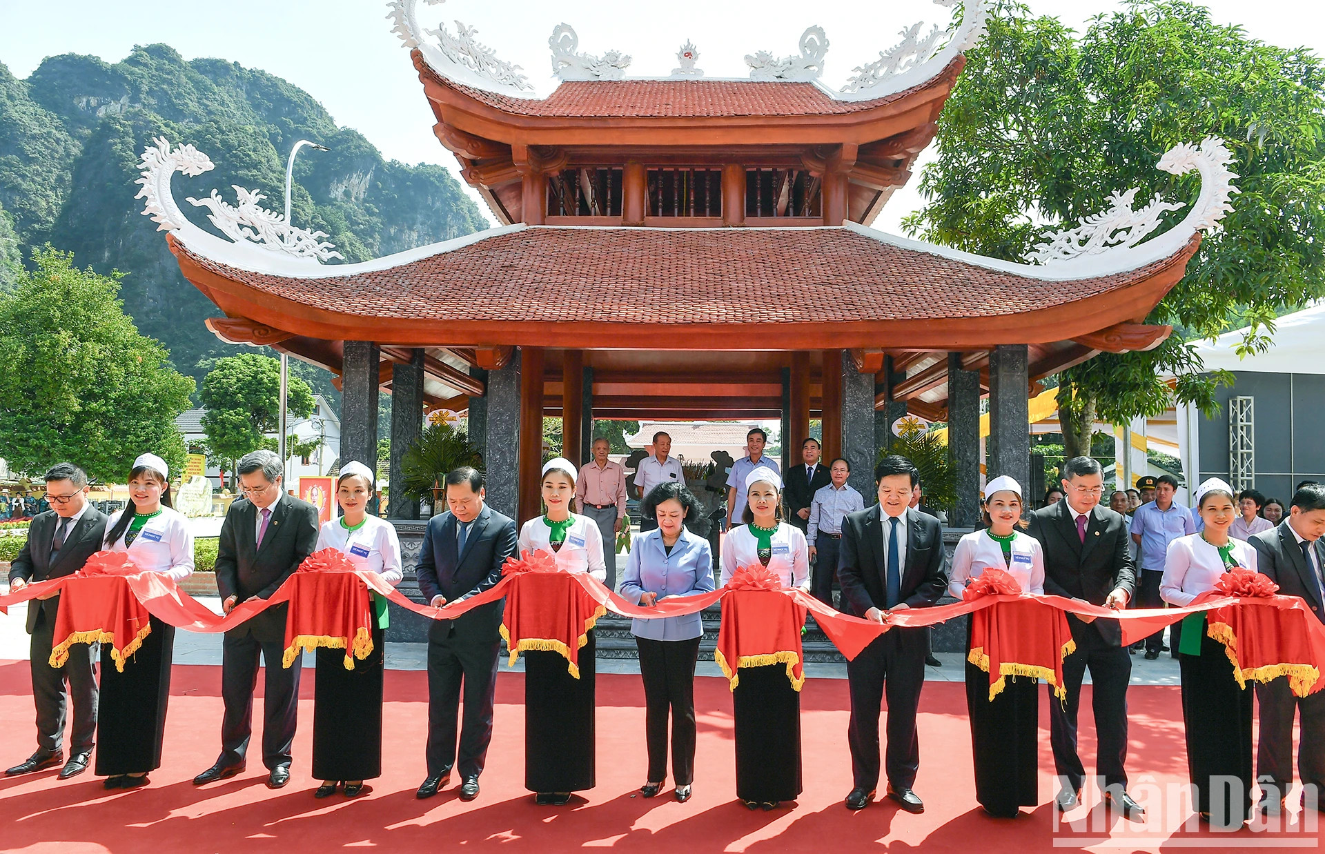 各位领导参加胡伯伯走访志和生产集团遗迹工程剪彩落成仪式。