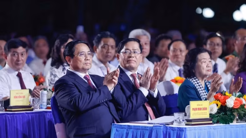 范明正总理和各位代表出席活动。