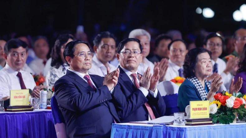 范明正总理和各位代表出席活动。