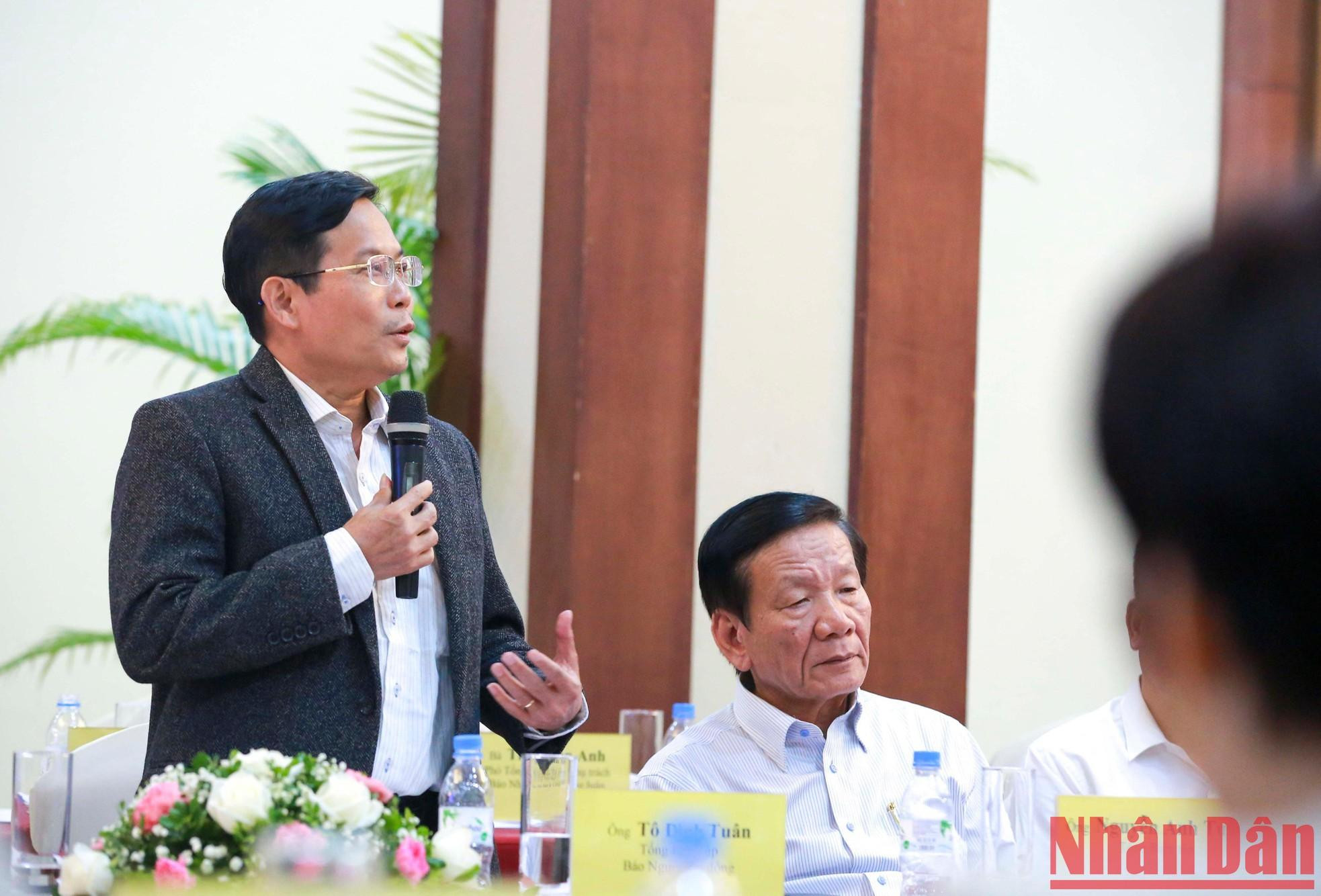 《劳动者报》社总编辑苏廷尊在论坛发言。