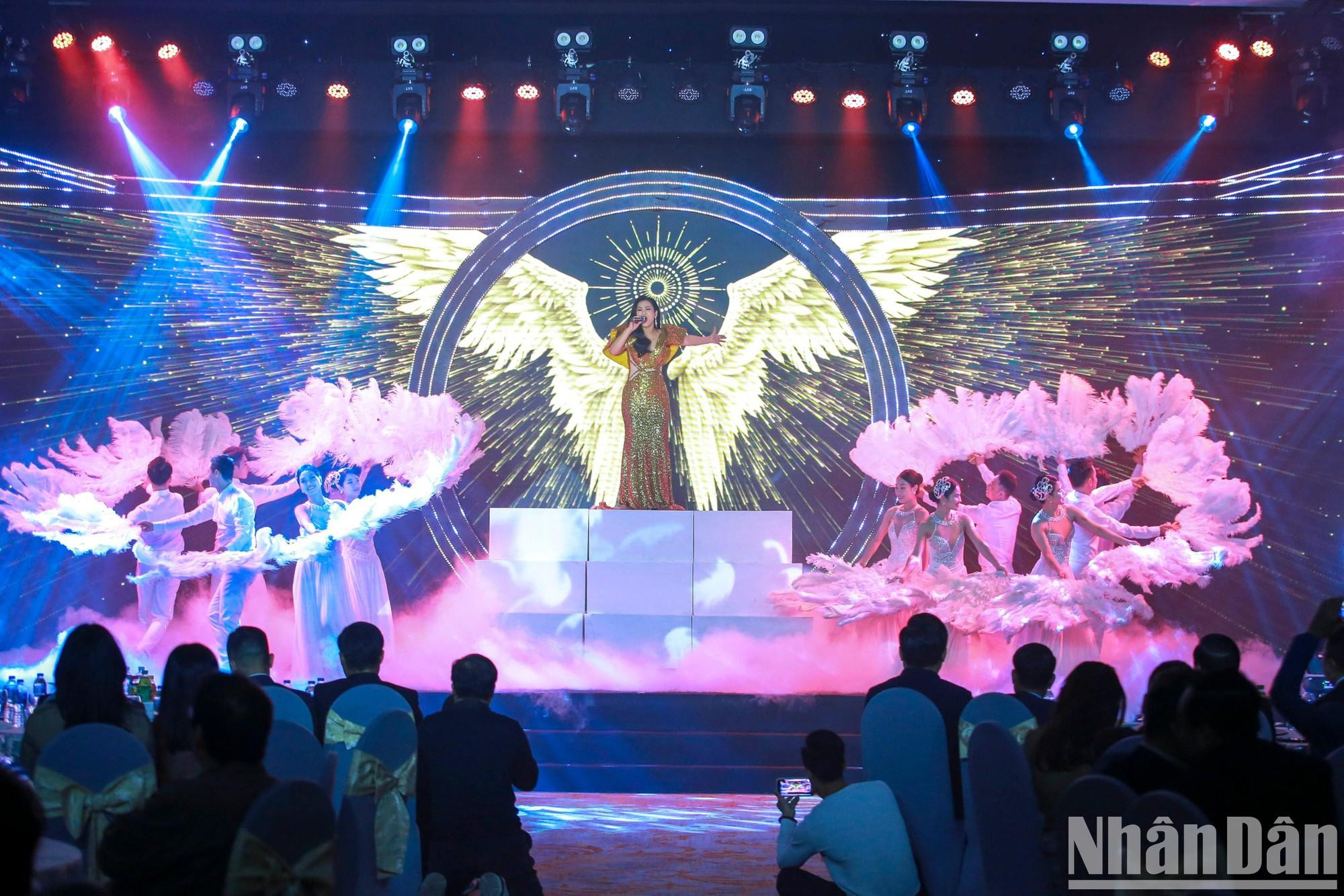 颁奖开幕仪式隆重举行。 颁奖开幕仪式隆重举行。