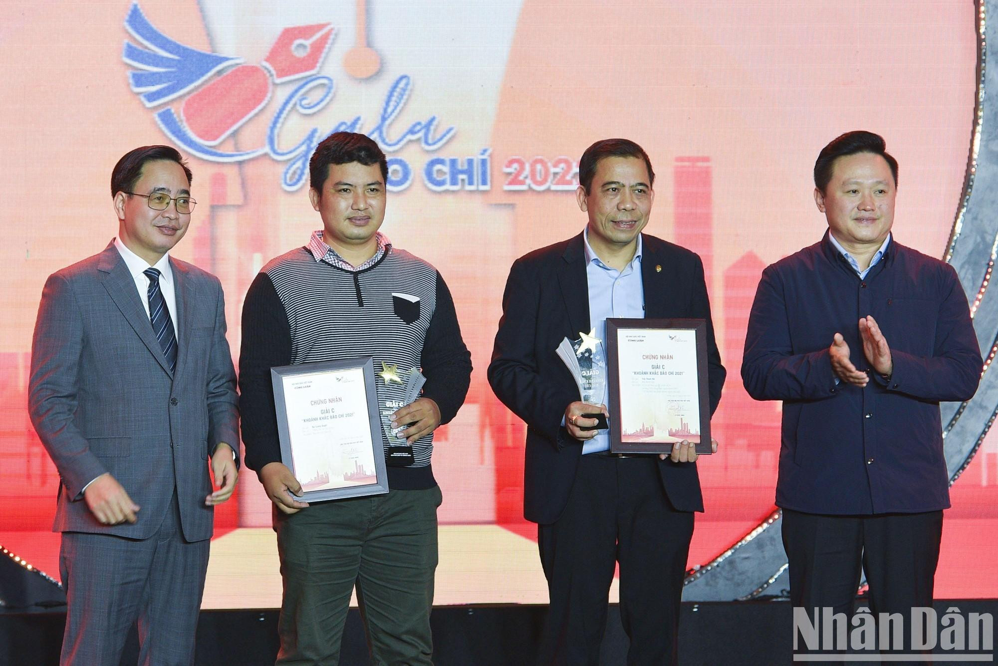 向获得C等奖作者颁奖。 向获得C等奖作者颁奖。