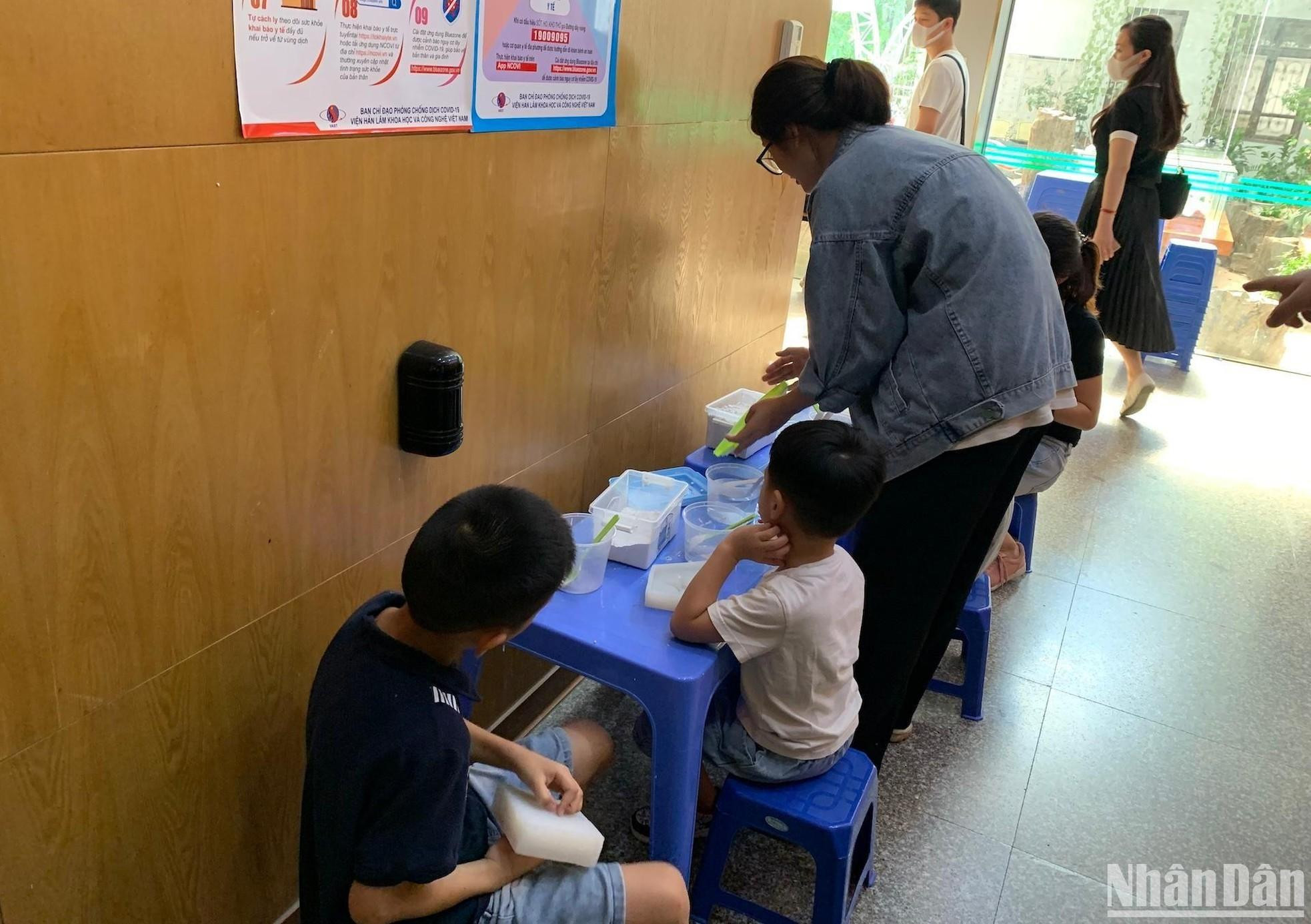 除了文物陈列外,博物馆还组织其他体验活动供游客参观体验,如制作昆虫标本、 制作恐龙模拟等。 除了文物陈列外,博物馆还组织其他体验活动供游客参观体验,如制作昆虫标本、 制作恐龙模拟等。