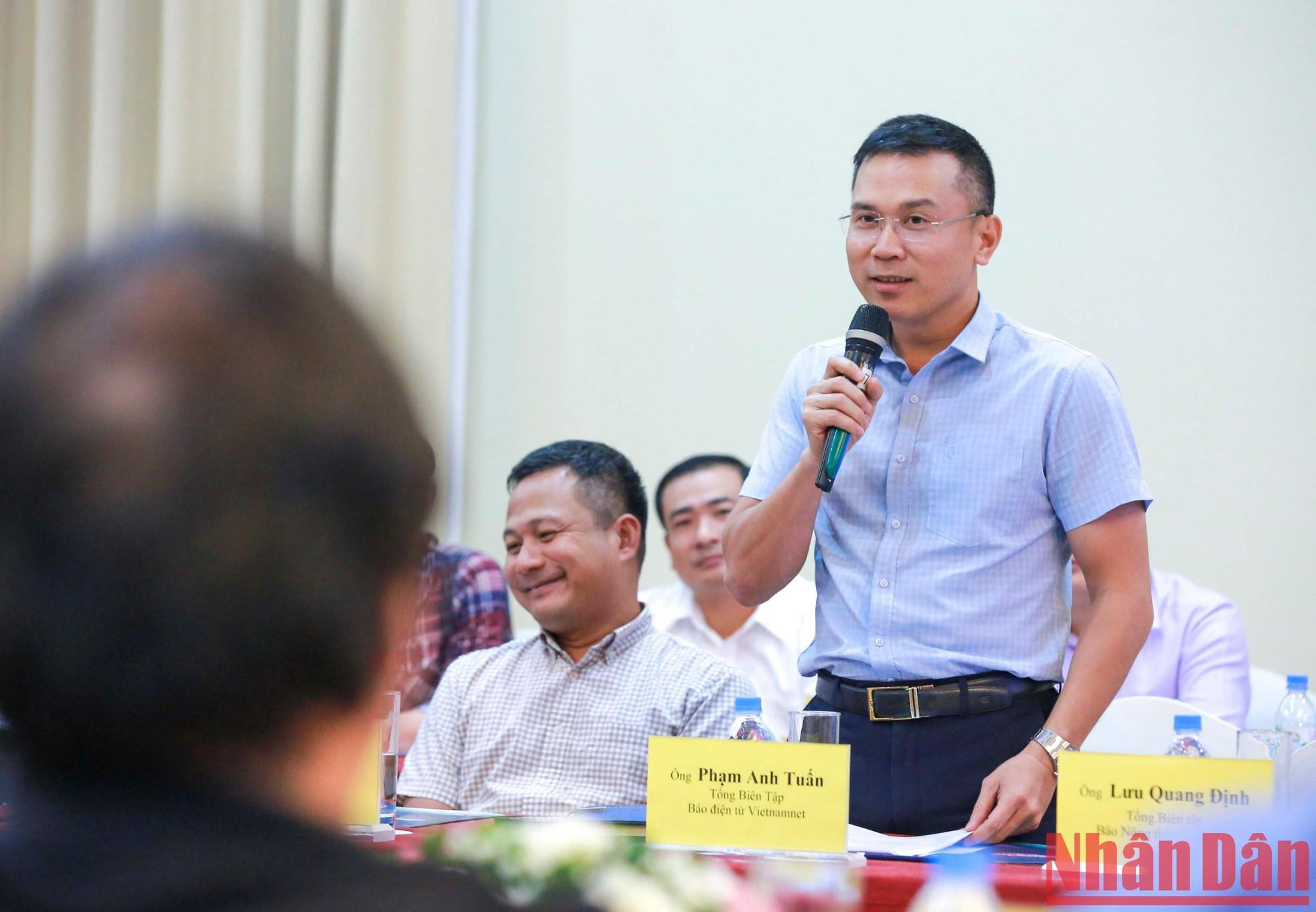 《Vietnamnet电子报》社总编辑范英俊分享该单位有关数字化转型的经验。