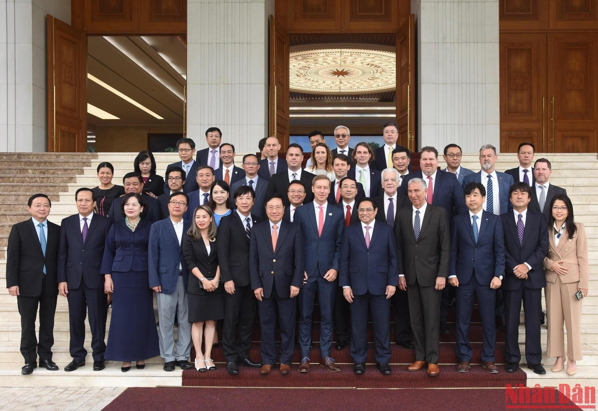 范明正总理同与会代表合影留念。