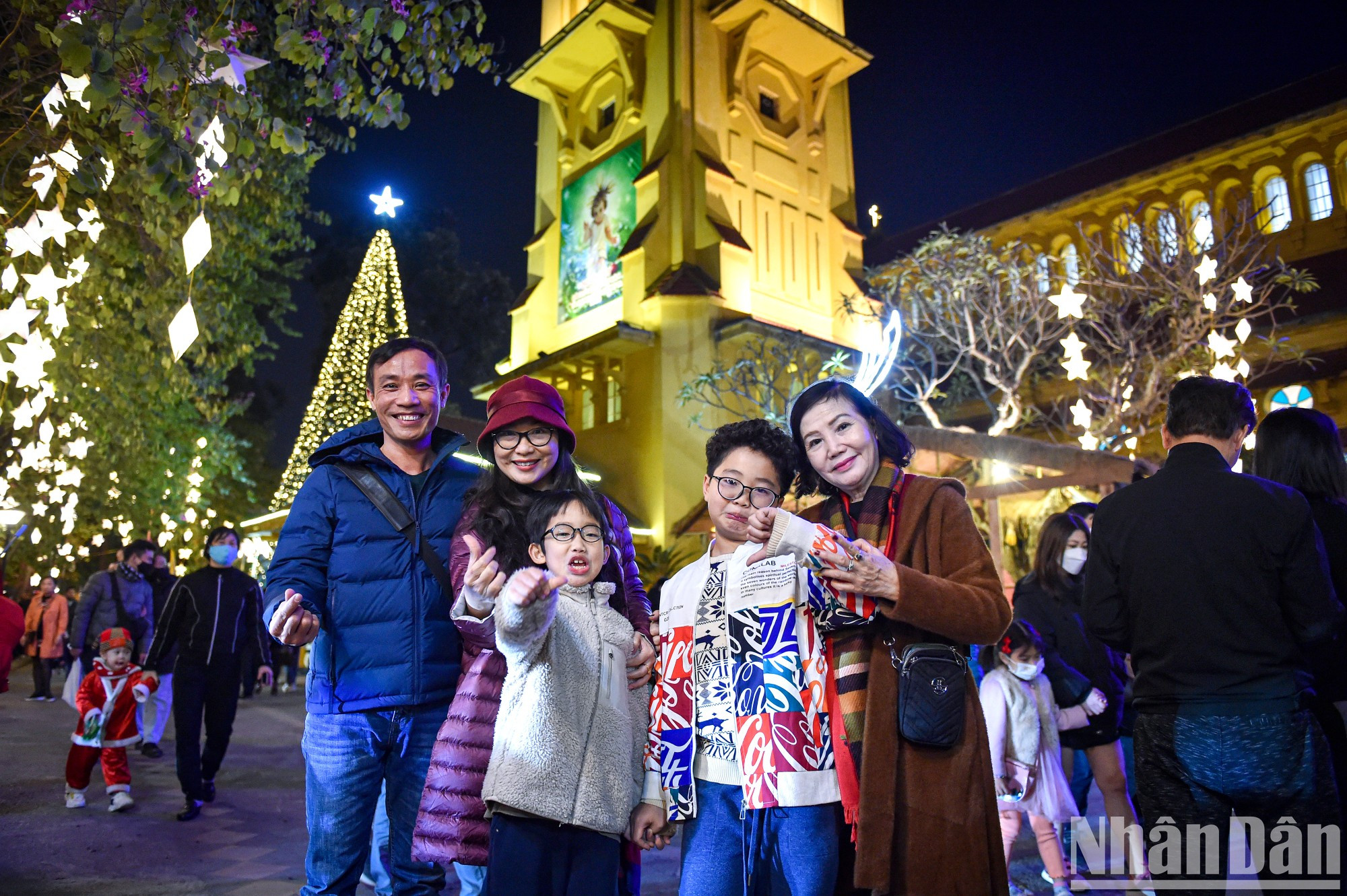 河内人迎来了一个祥和温馨的2022年圣诞节。(成达 摄) 河内人迎来了一个祥和温馨的2022年圣诞节。(成达 摄)
