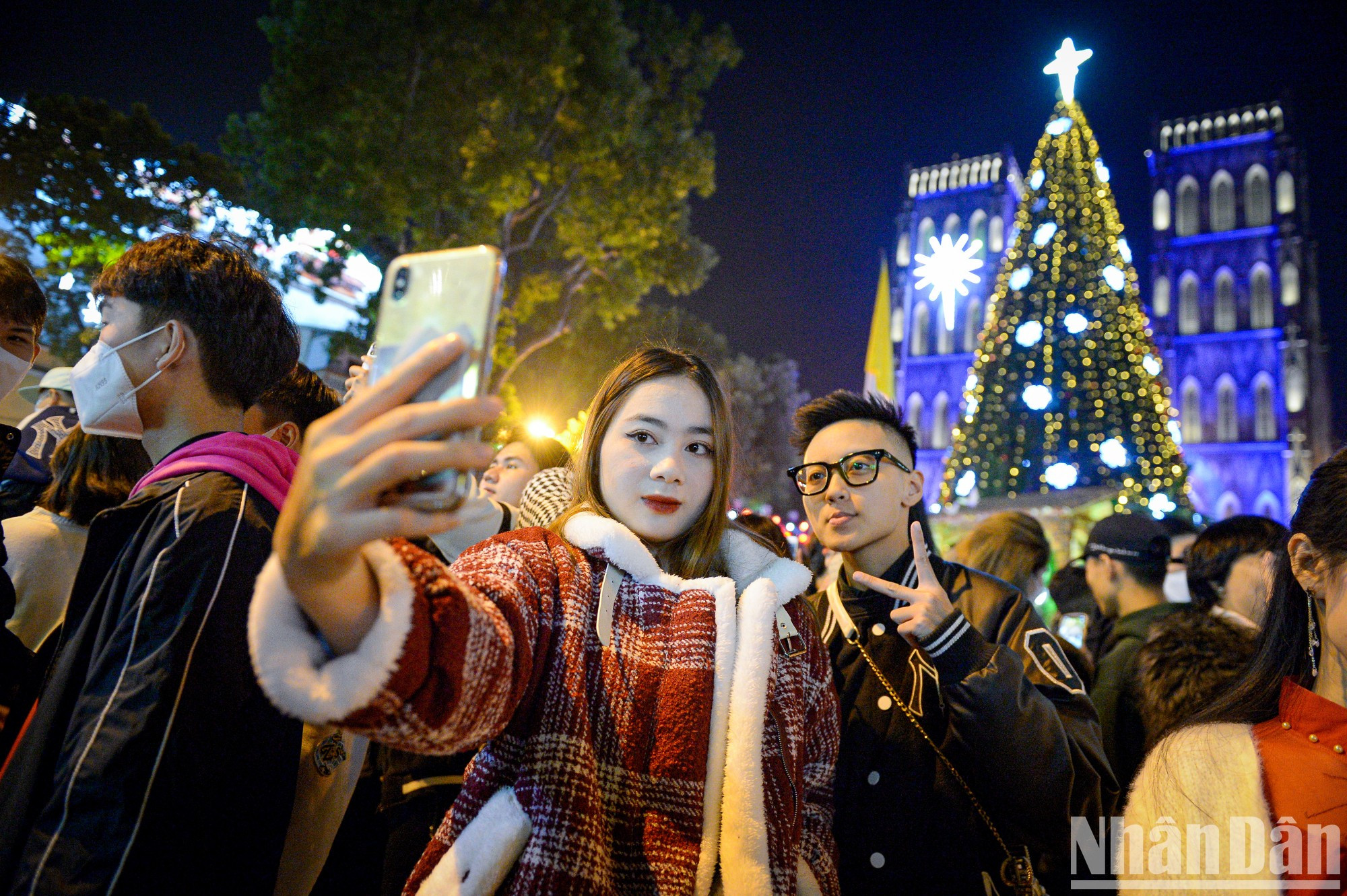 年轻人不能错过在号称河内最美的大教堂“打卡”的机会。(成达 摄) 年轻人不能错过在号称河内最美的大教堂“打卡”的机会。(成达 摄)