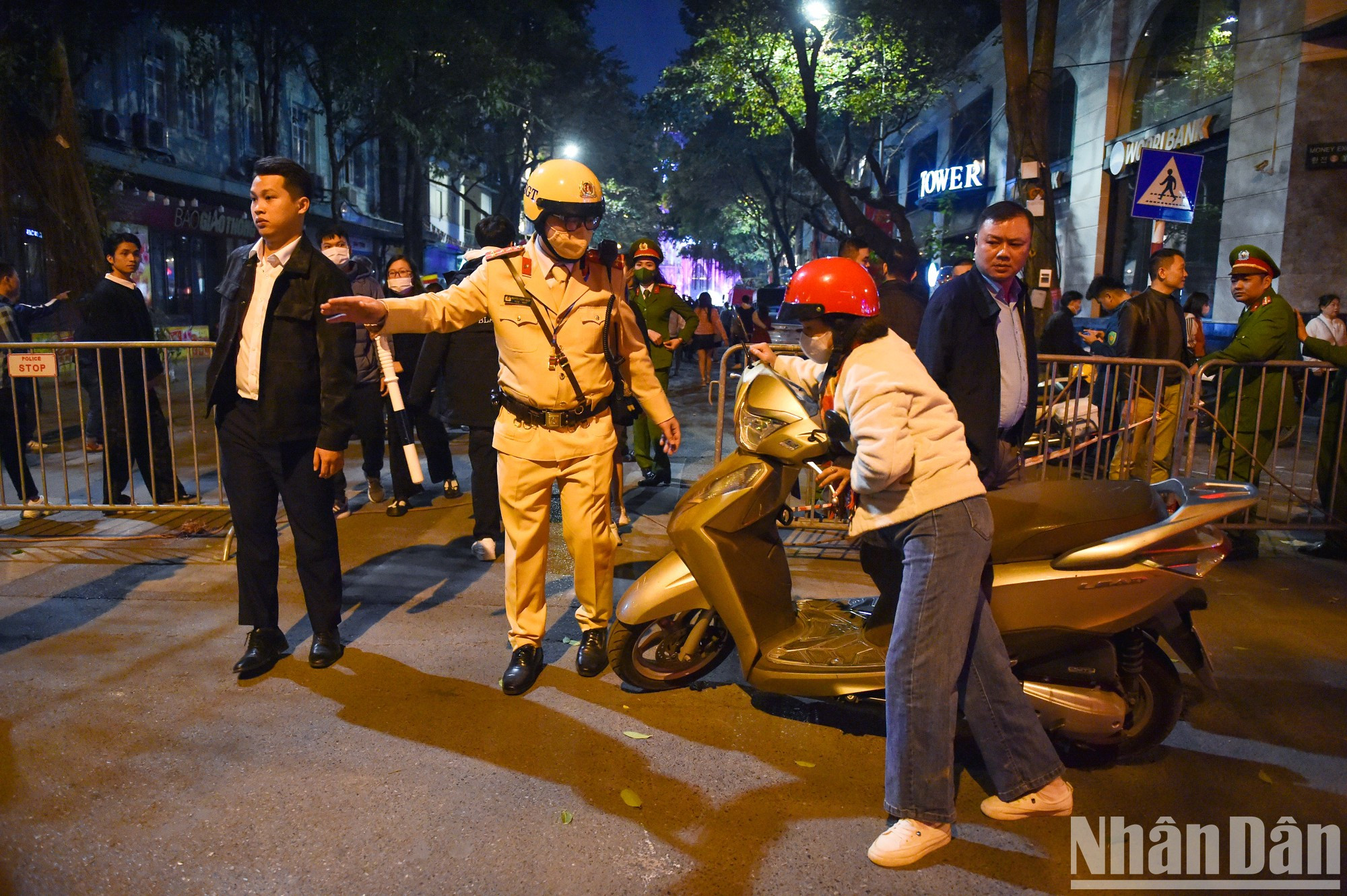 还剑区的警察部队在2022年平安夜组织疏导并确保安全。(成达 摄) 还剑区的警察部队在2022年平安夜组织疏导并确保安全。(成达 摄)