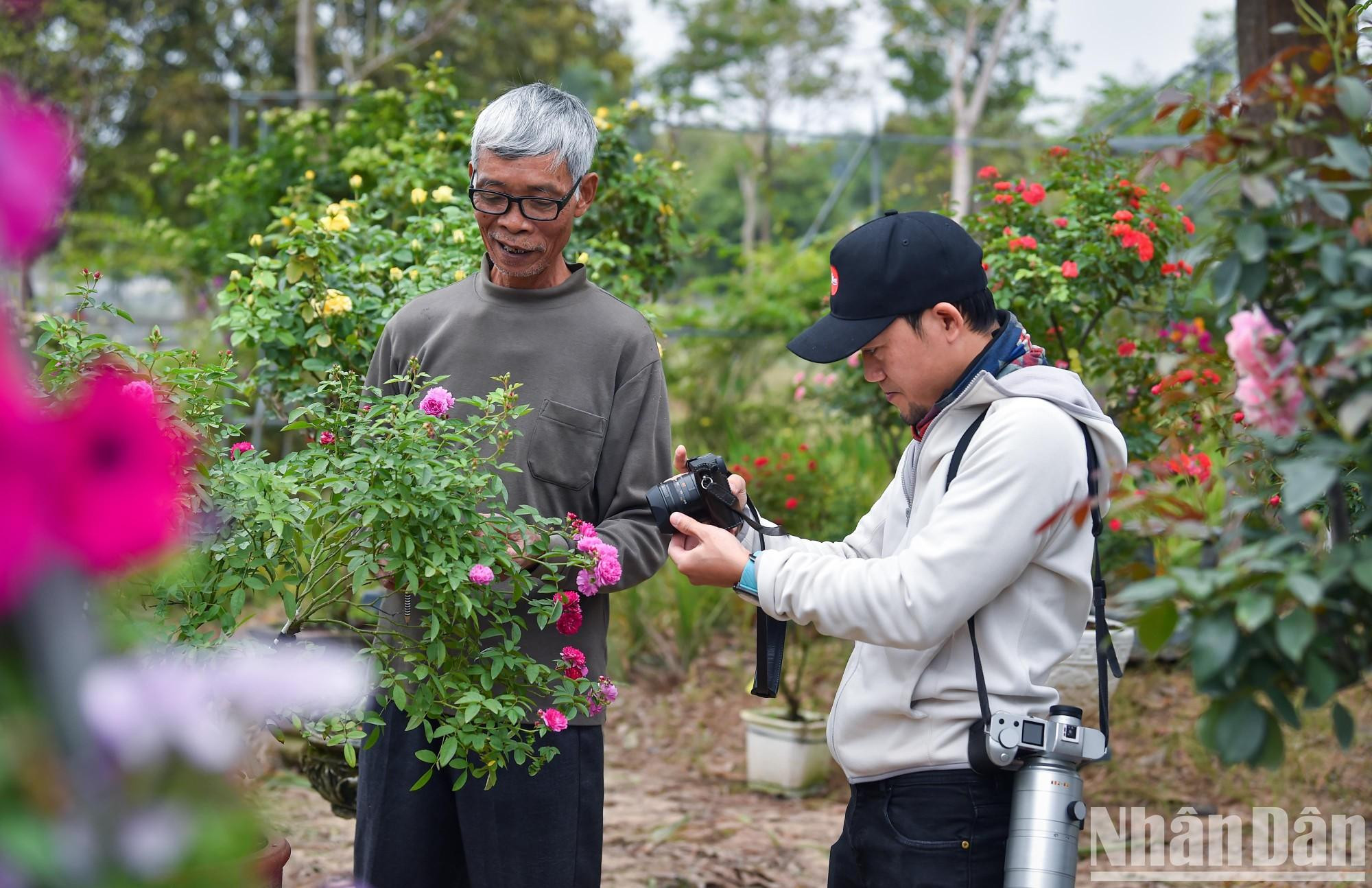 此外还吸引许多摄影师前来拍摄。 此外还吸引许多摄影师前来拍摄。