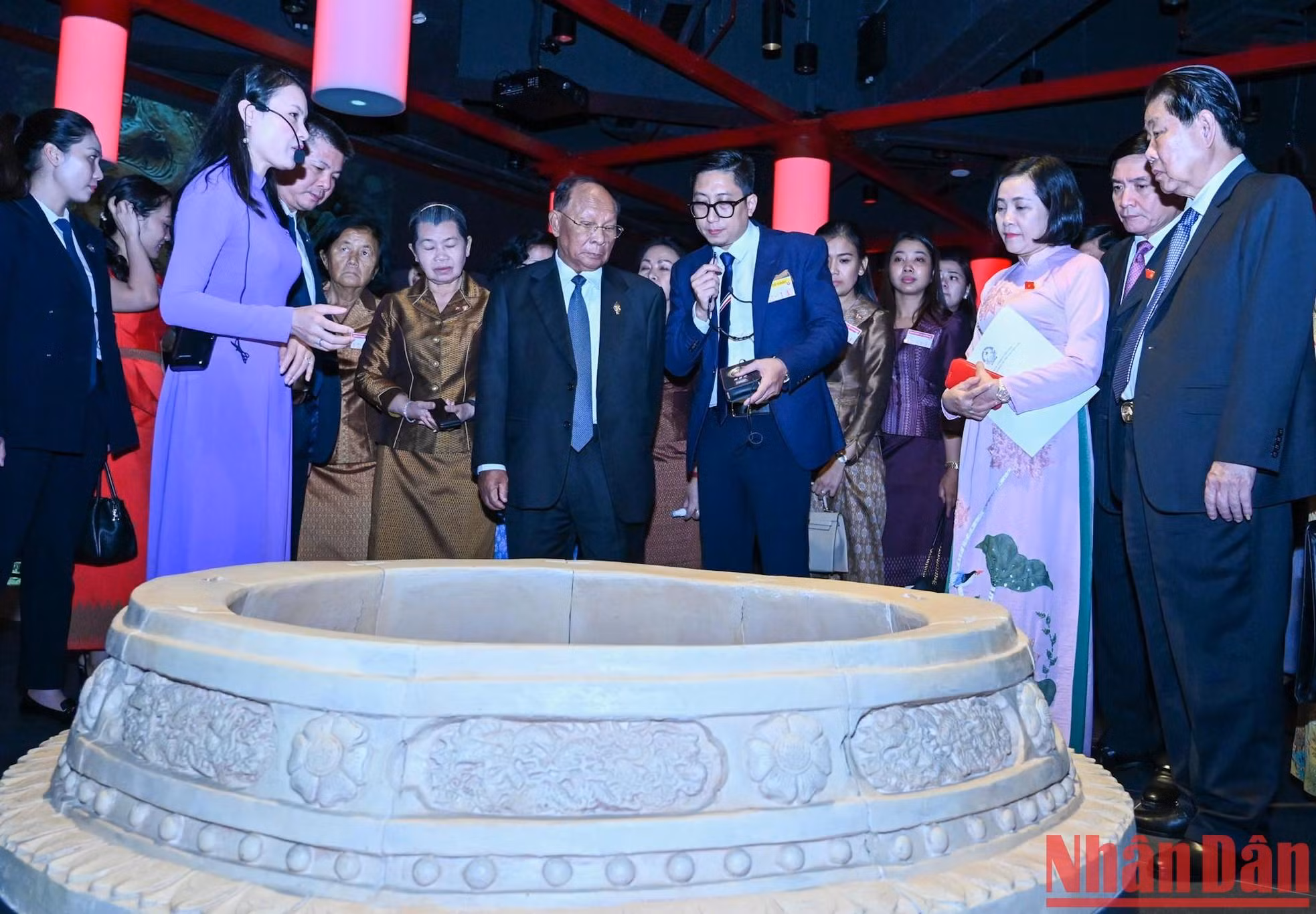 柬埔寨国会主席和各位代表们在展区听取了有关文物的介绍。