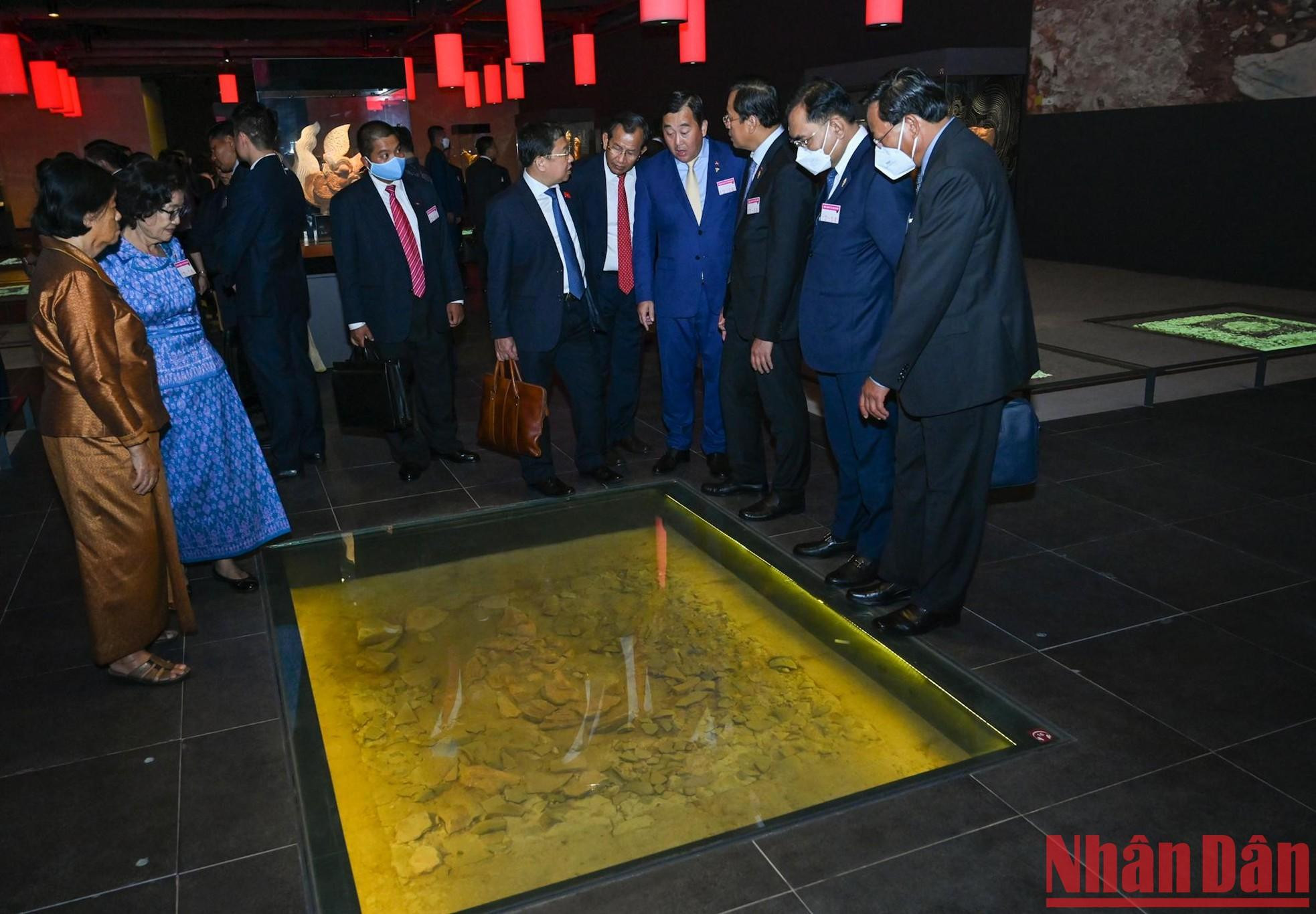 柬埔寨国会代表团代表参观国会大厦地下考古发现展区。 柬埔寨国会代表团代表参观国会大厦地下考古发现展区。
