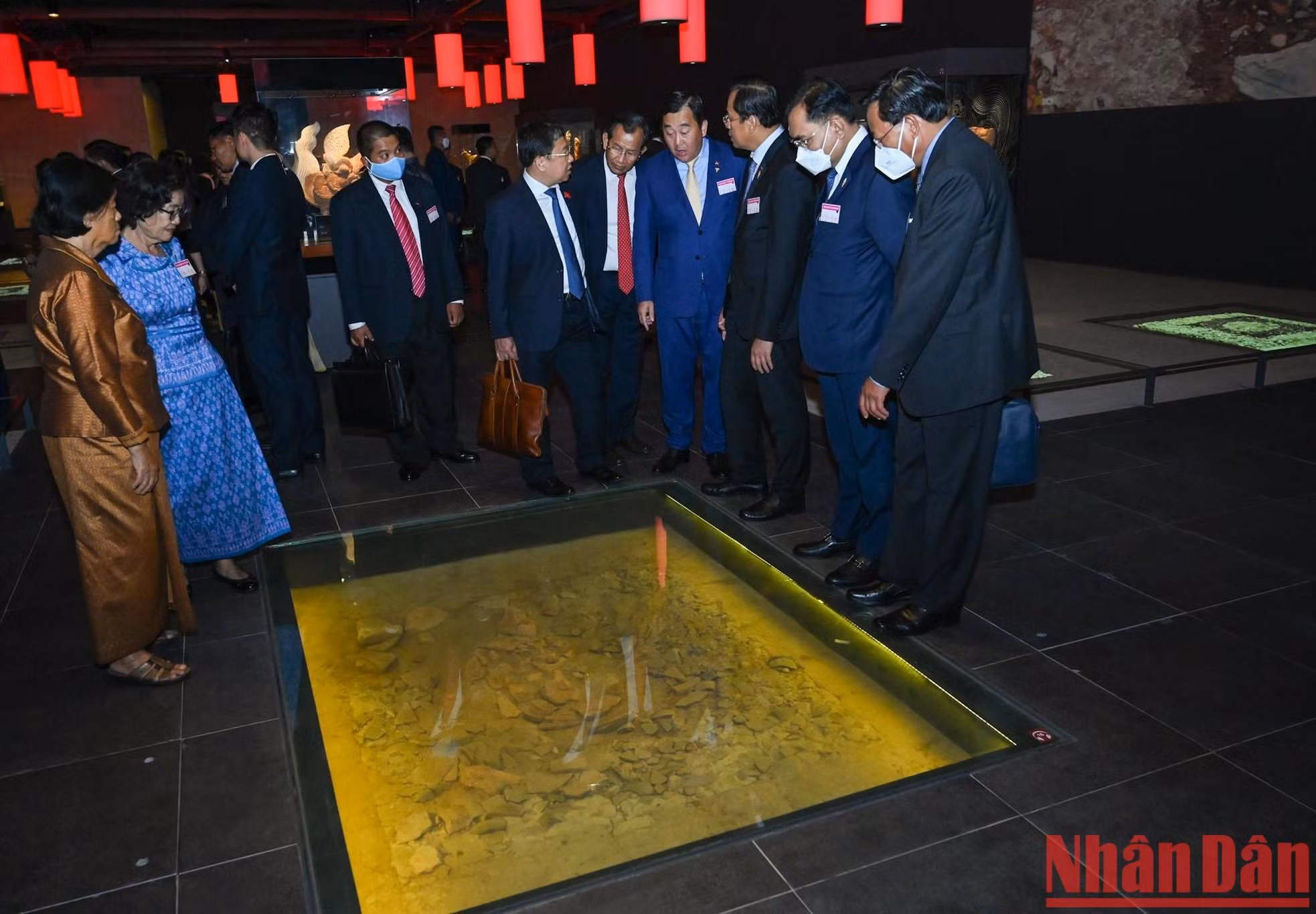 柬埔寨国会代表团代表参观国会大厦地下考古发现展区。