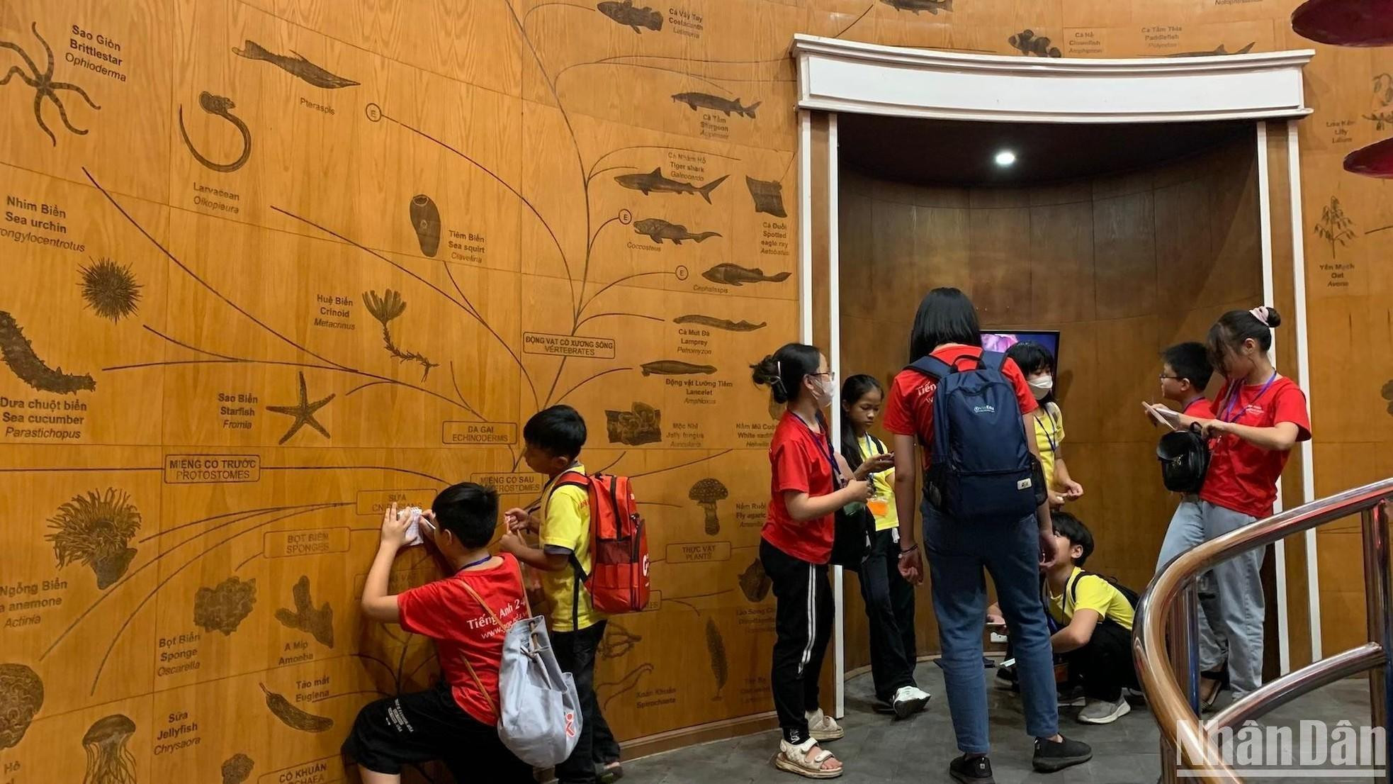 许多学生前来参观和了解展出的动物。 许多学生前来参观和了解展出的动物。