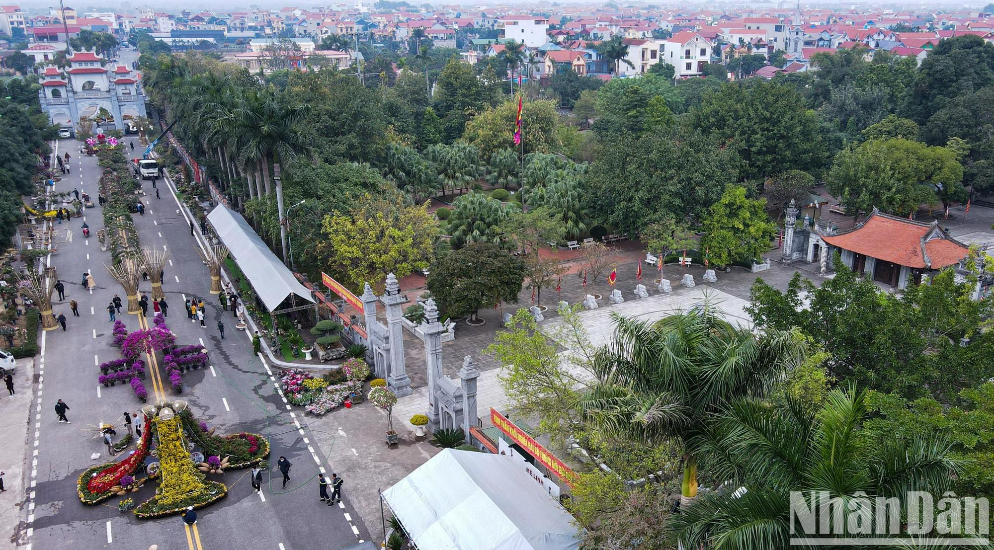 题为“色彩灿斓迷灵鲜花”的2022年迷灵花卉节在规模为4300平方米的二征夫人庙前面道路上举行。 题为“色彩灿斓迷灵鲜花”的2022年迷灵花卉节在规模为4300平方米的二征夫人庙前面道路上举行。