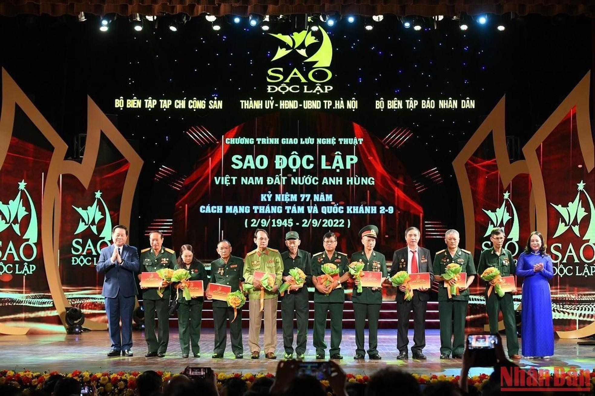 越共中央书记处书记、中央宣教部部长阮重义,越共中央委员、国家副主席武氏映春向各位革命老战士赠送礼物。(成达 摄) 越共中央书记处书记、中央宣教部部长阮重义,越共中央委员、国家副主席武氏映春向各位革命老战士赠送礼物。(成达 摄)