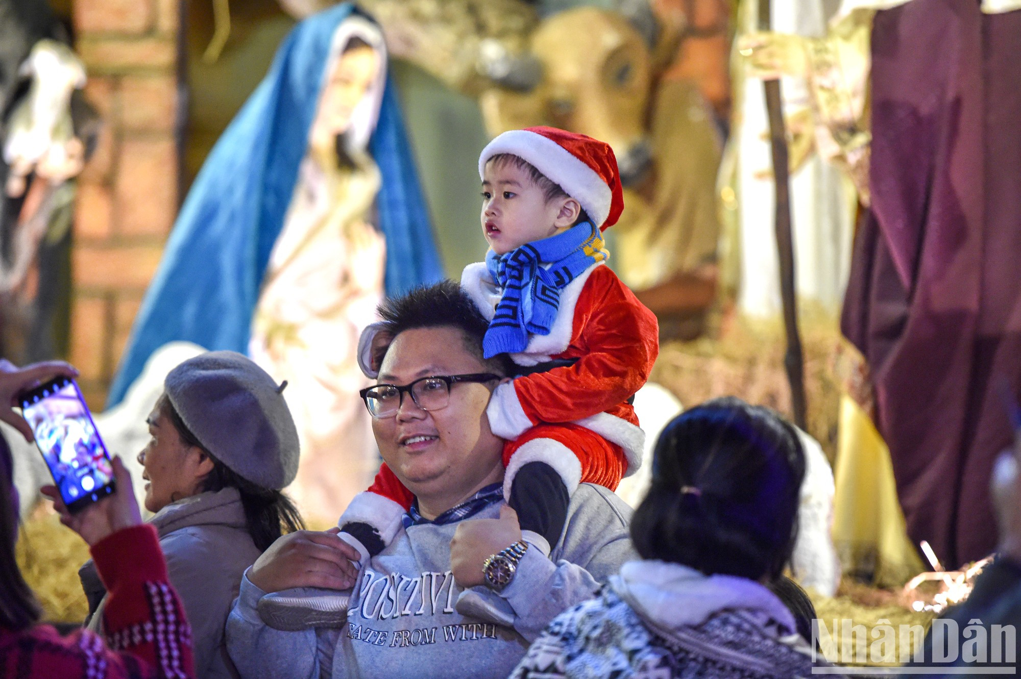 许多家庭带上小孩一起喜迎圣诞节。(成达 摄) 许多家庭带上小孩一起喜迎圣诞节。(成达 摄)