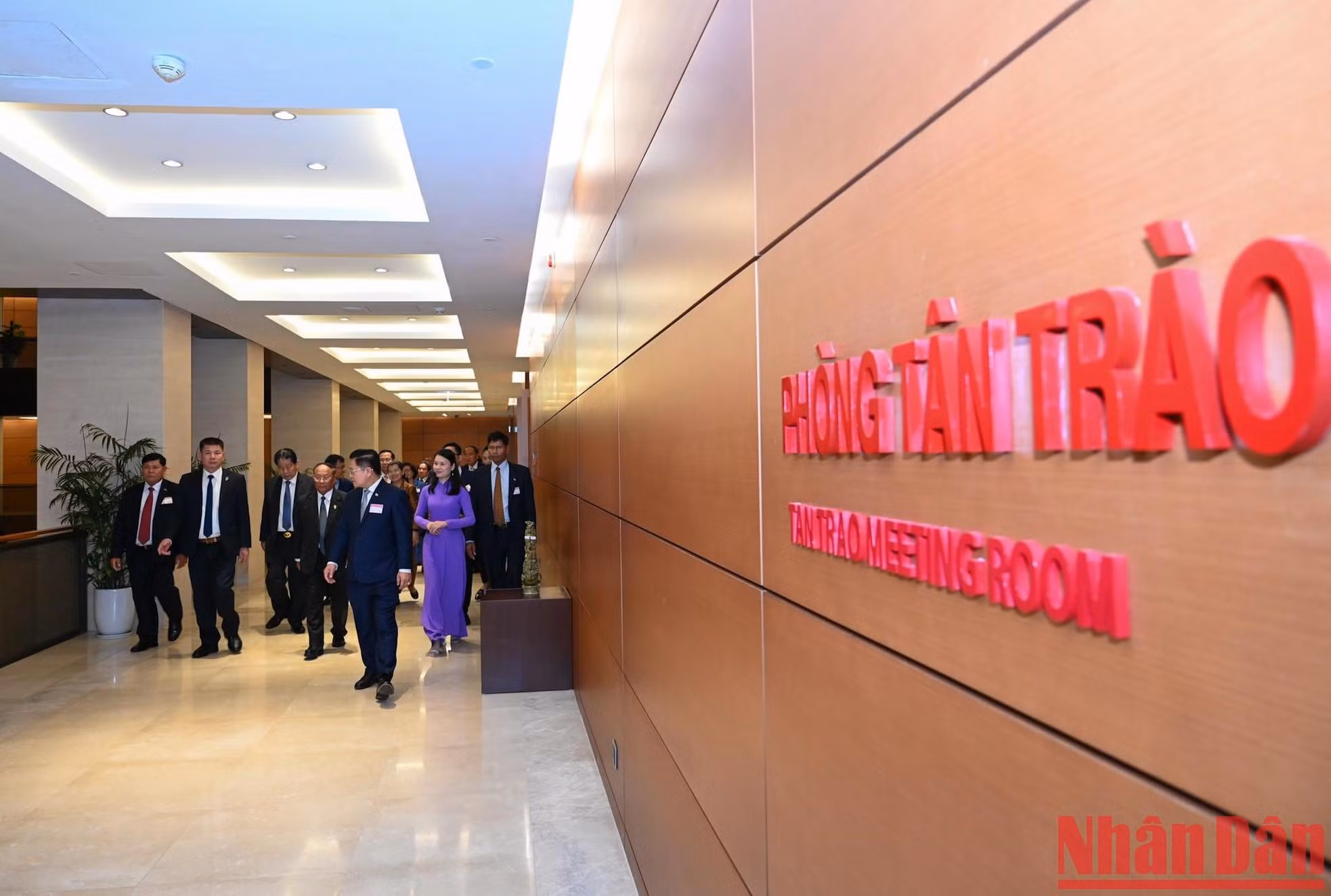 柬埔寨王国国会主席韩桑林与各位代表参观新潮大会堂。