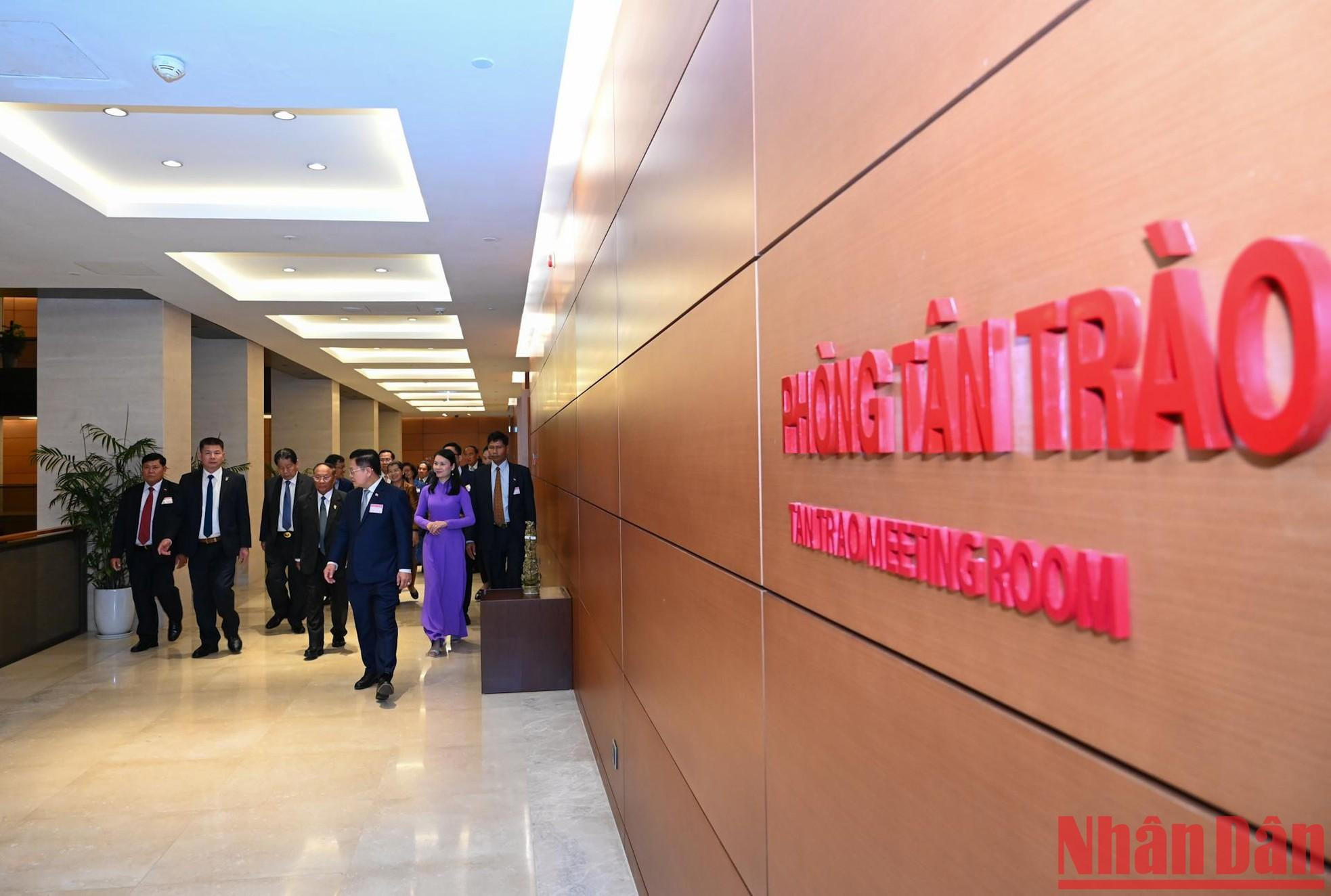 柬埔寨王国国会主席韩桑林与各位代表参观新潮大会堂。 柬埔寨王国国会主席韩桑林与各位代表参观新潮大会堂。