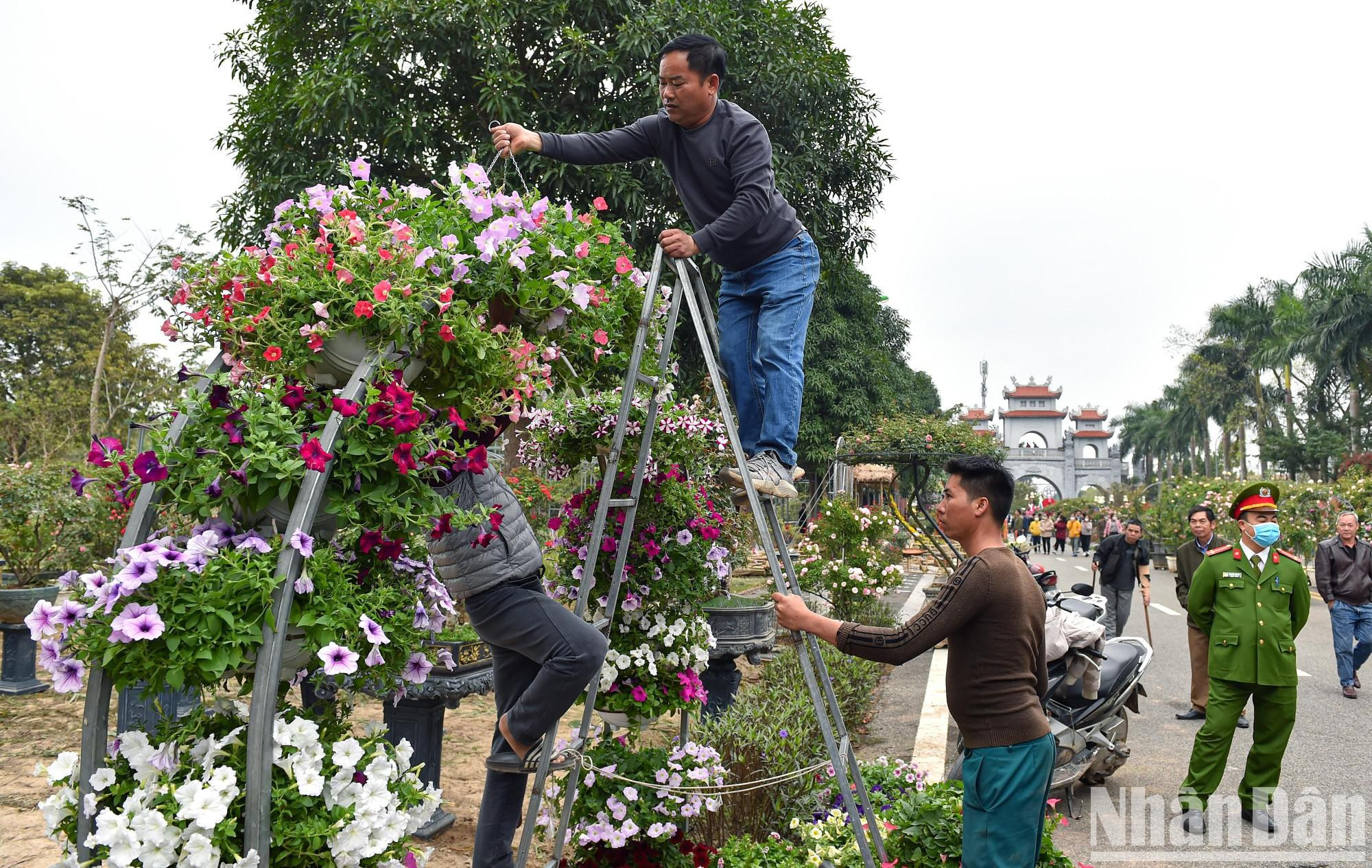 迷灵花卉节的最后准备工作正在完成。 迷灵花卉节的最后准备工作正在完成。